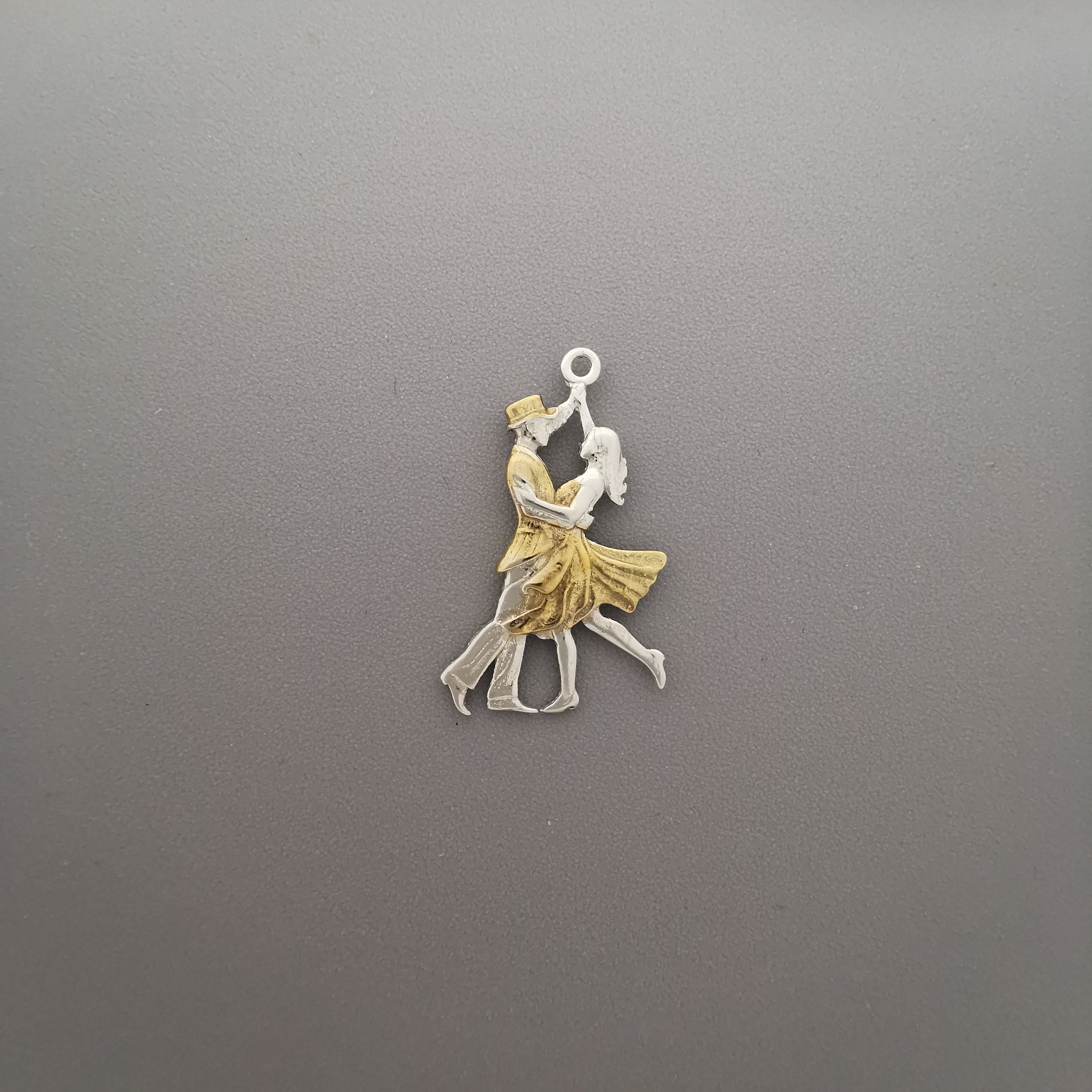 Латино танци – Унисекс спортен медальон от сребро 925 с позлатено покритие – Ръчно изработено спортно бижу – Идеален подарък за жена, фенка на спортните танци – SSJ