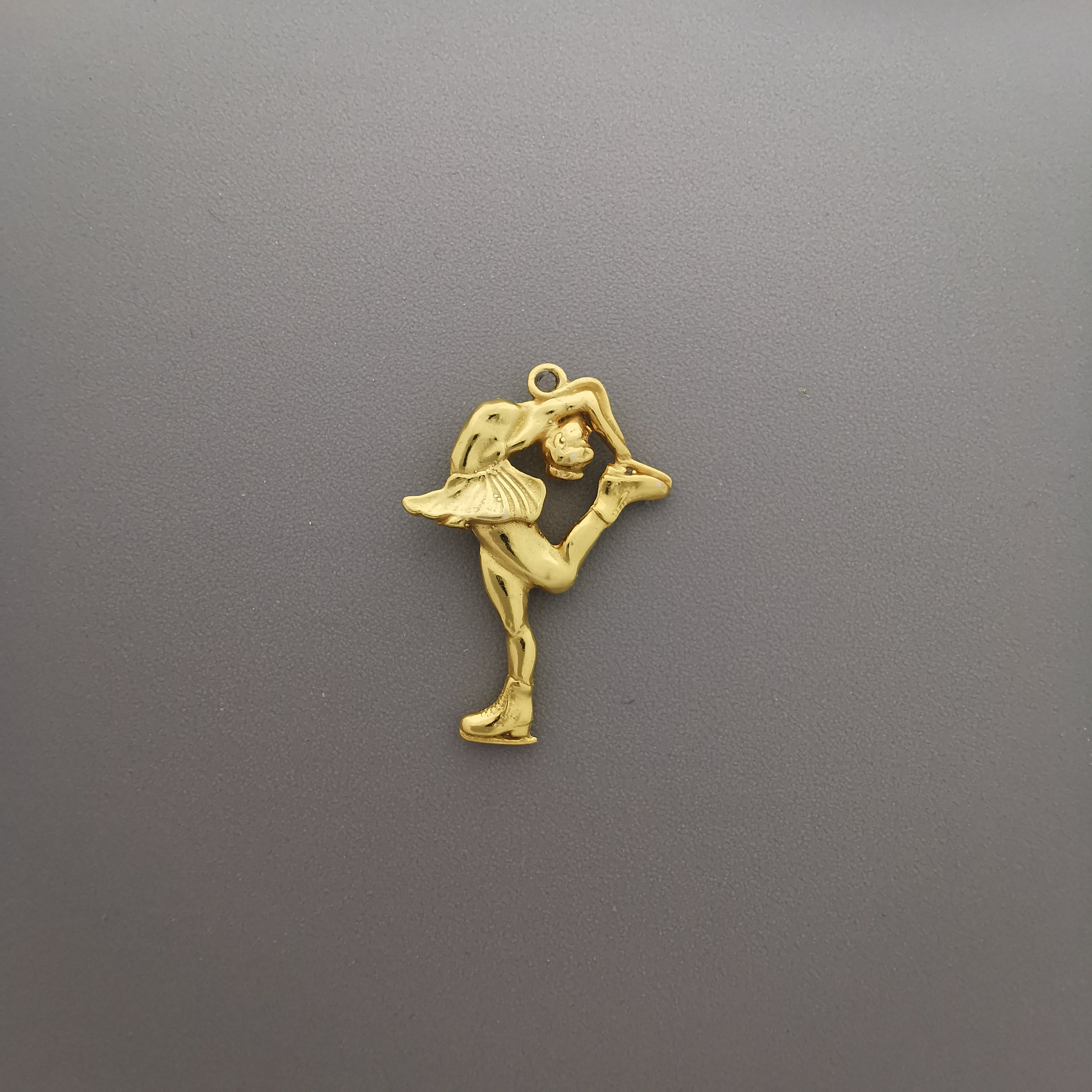 Фигурно пързаляне (Биелманов пирует) – Дамски спортен медальон от сребро 925 с оксидирано покритие – Ръчно изработено спортно бижу – Идеален подарък за жена, фенка на фигурното пързаляне – SSJ