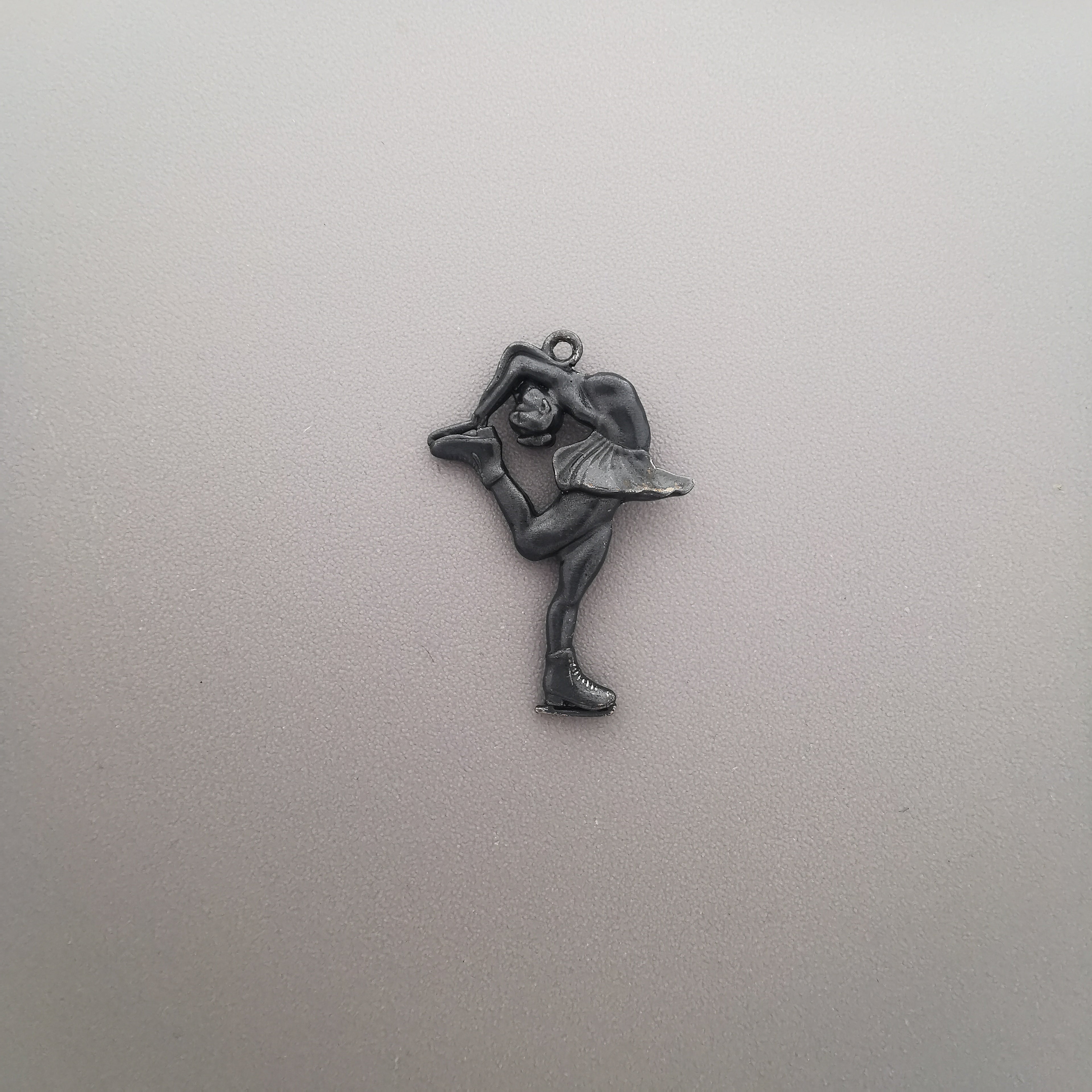 Фигурно пързаляне (Биелманов пирует) – Дамски спортен медальон от сребро 925 с позлатено покритие – Ръчно изработено спортно бижу – Идеален подарък за жена, фенка на фигурното пързаляне – SSJ