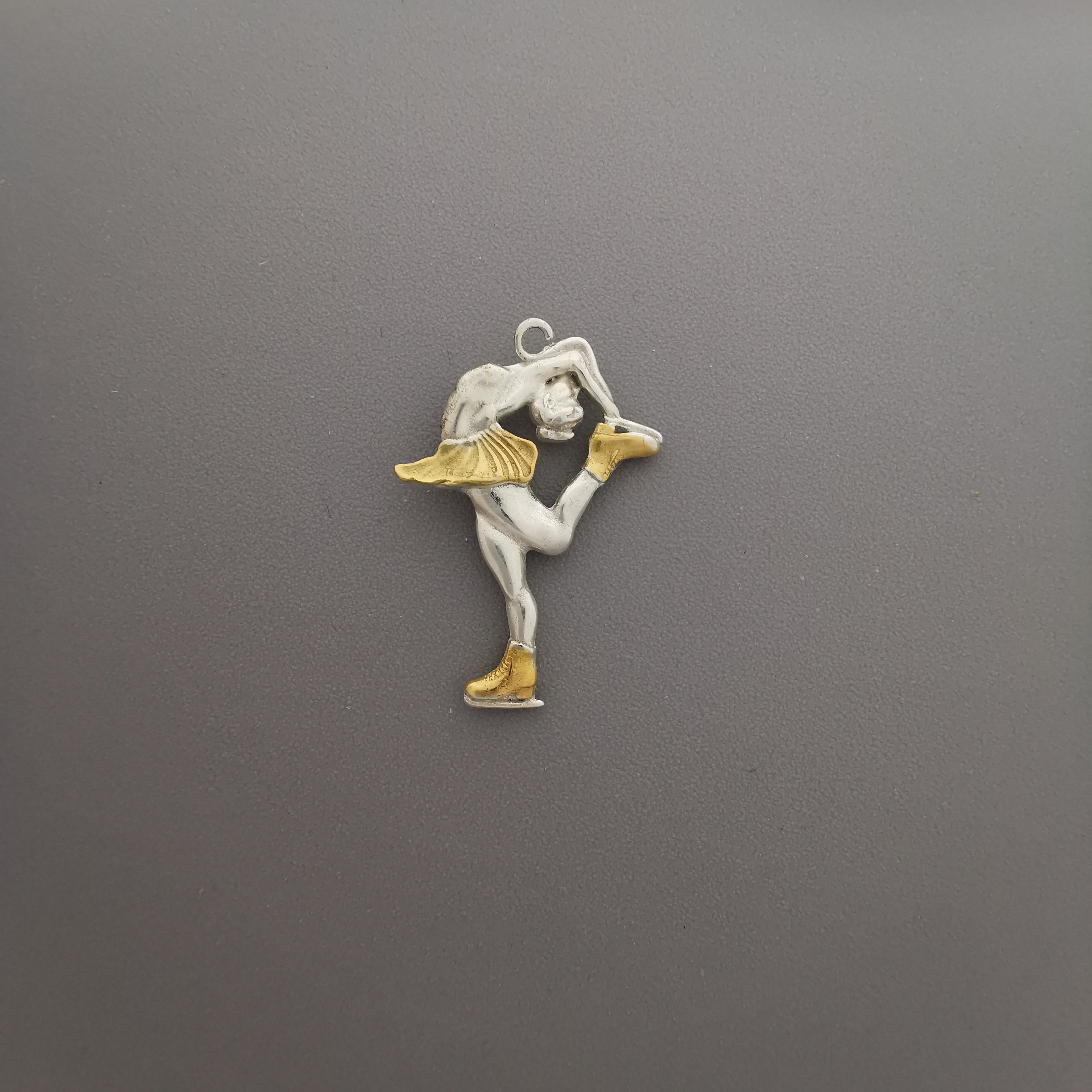 Фигурно пързаляне (Биелманов пирует) – Дамски спортен медальон от сребро 925 с оксидирано покритие – Ръчно изработено спортно бижу – Идеален подарък за жена, фенка на фигурното пързаляне – SSJ