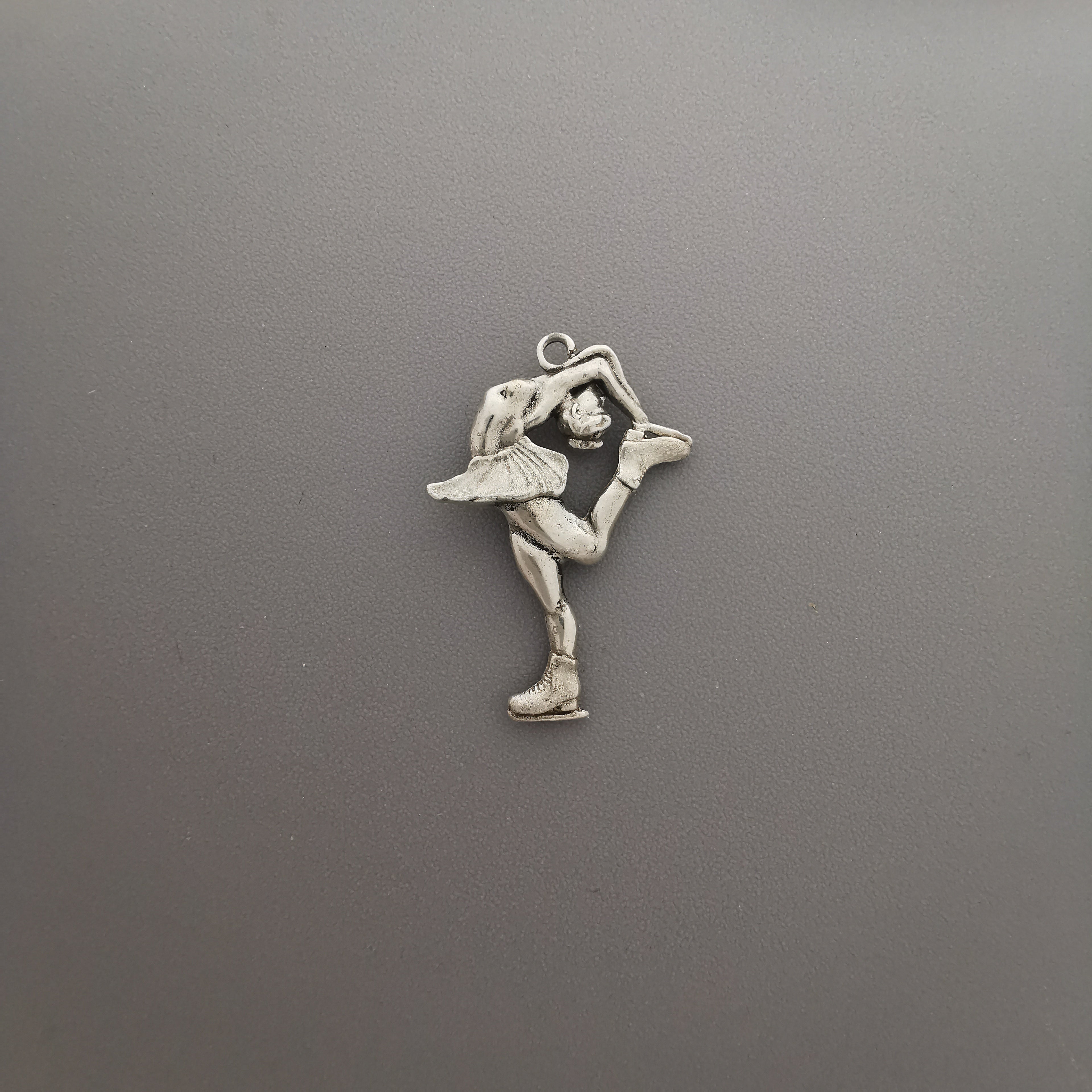 Фигурно пързаляне (Биелманов пирует) – Дамски спортен медальон от сребро 925 с позлатено покритие – Ръчно изработено спортно бижу – Идеален подарък за жена, фенка на фигурното пързаляне – SSJ