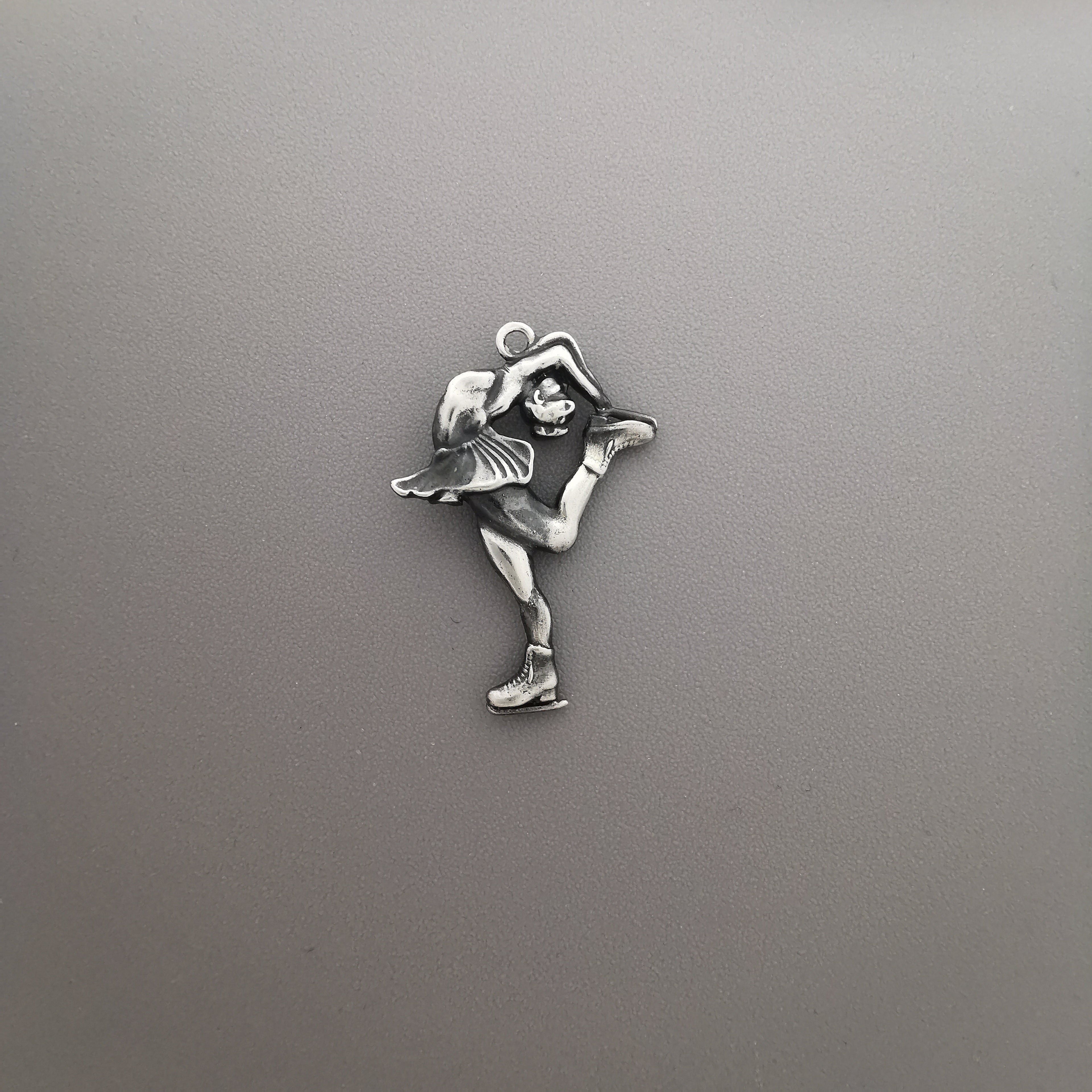 Фигурно пързаляне (Биелманов пирует) – Дамски спортен медальон от сребро 925 с оксидирано покритие – Ръчно изработено спортно бижу – Идеален подарък за жена, фенка на фигурното пързаляне – SSJ