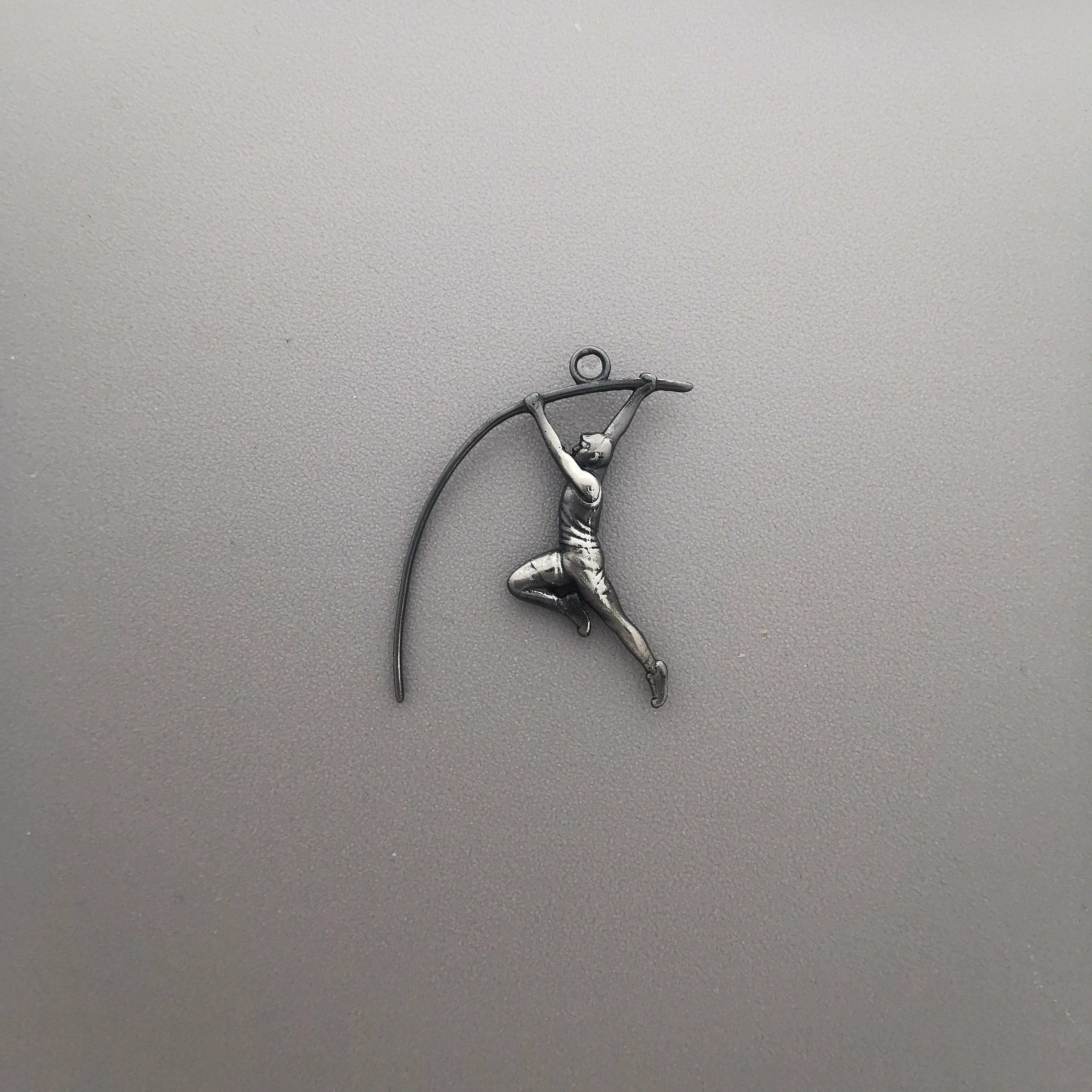 Овчарски скок – Мъжки спортен медальон от сребро 925 в класическо сребро – Ръчно изработено спортно бижу – Идеален подарък за мъж, фен на леката атлетика – SSJ