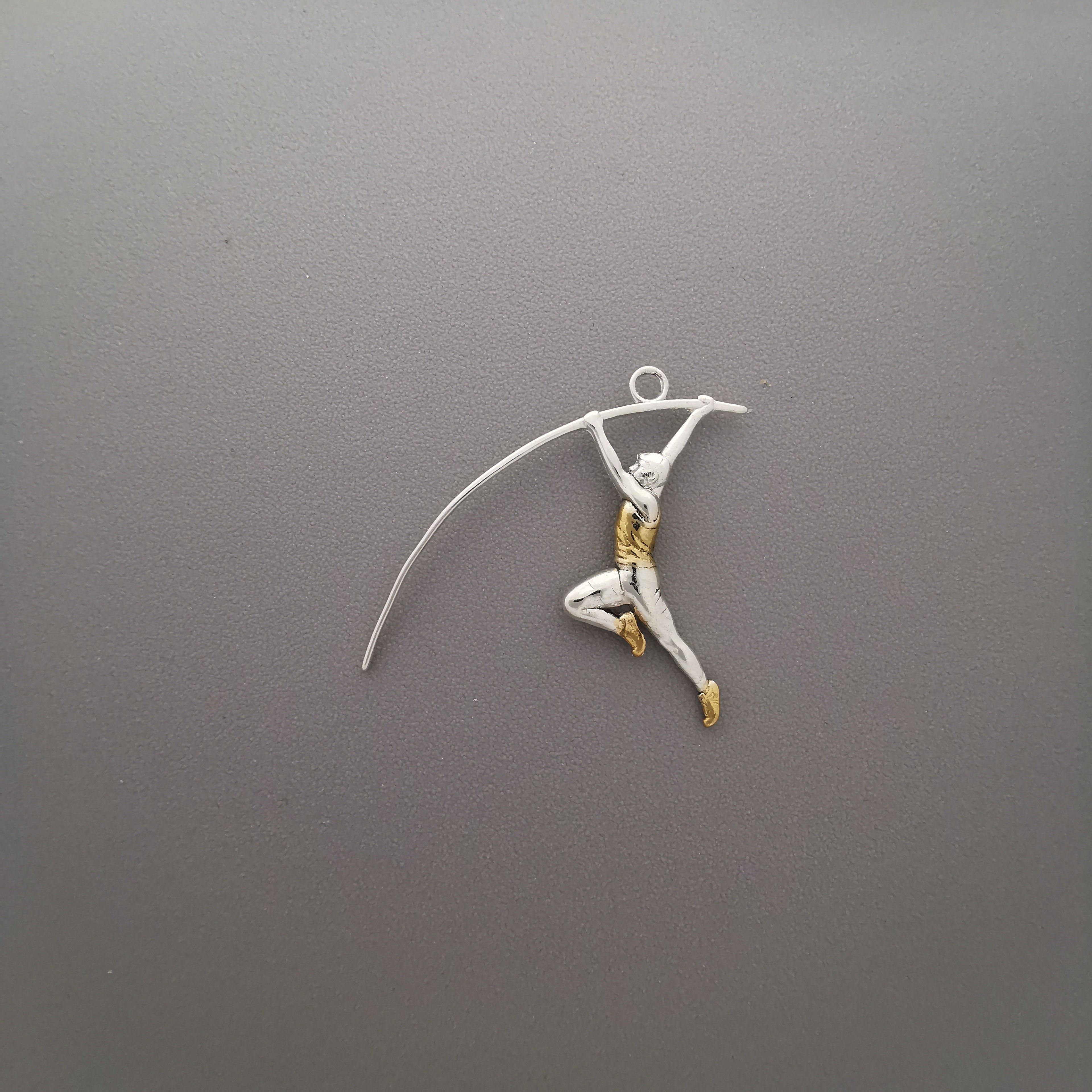 Овчарски скок – Мъжки спортен медальон от сребро 925 в класическо сребро – Ръчно изработено спортно бижу – Идеален подарък за мъж, фен на леката атлетика – SSJ