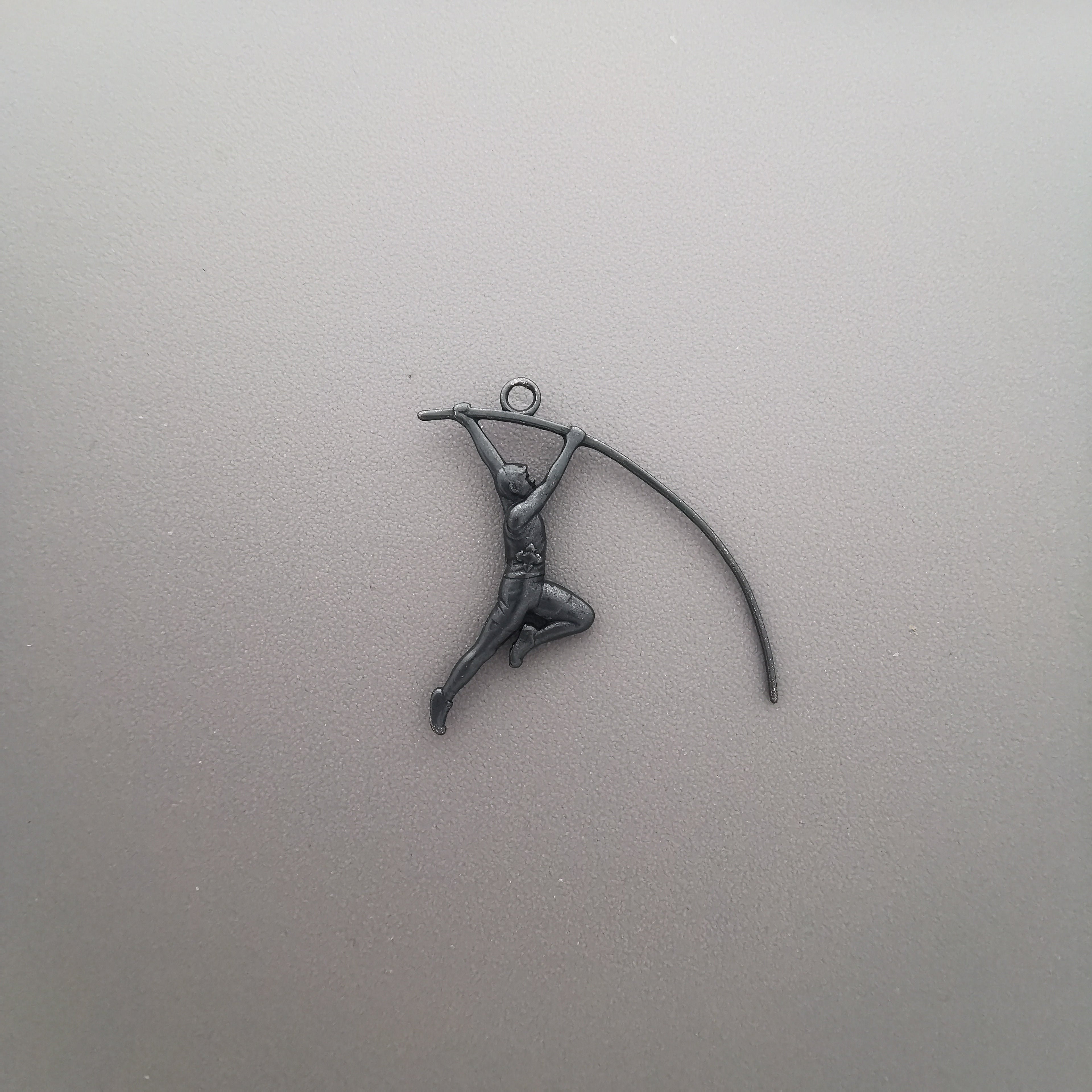 Овчарски скок – Мъжки спортен медальон от сребро 925 в класическо сребро – Ръчно изработено спортно бижу – Идеален подарък за мъж, фен на леката атлетика – SSJ