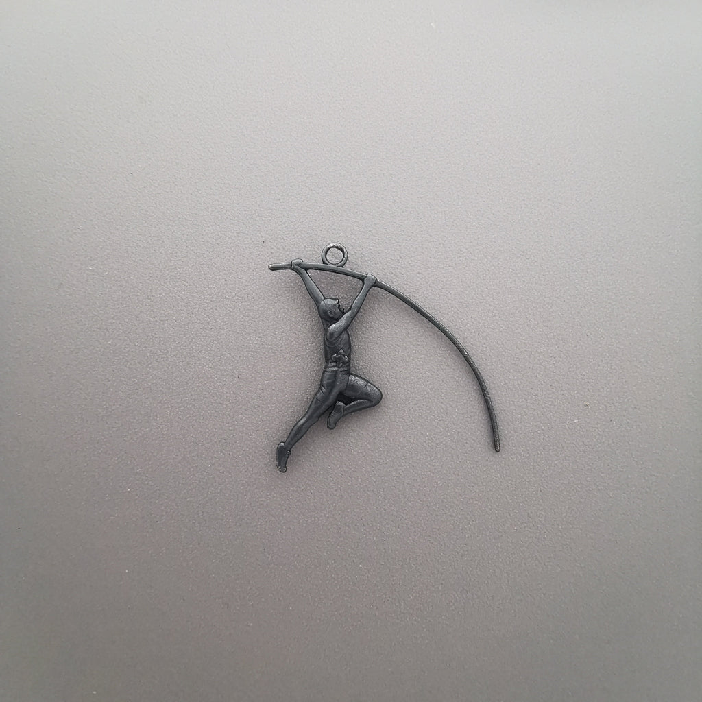 Овчарски скок – Мъжки спортен медальон от сребро 925 с оксидирано покритие – Ръчно изработено спортно бижу – Идеален подарък за мъж, фен на леката атлетика – SSJ