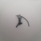 Овчарски скок – Мъжки спортен медальон от сребро 925 с оксидирано покритие – Ръчно изработено спортно бижу – Идеален подарък за мъж, фен на леката атлетика – SSJ