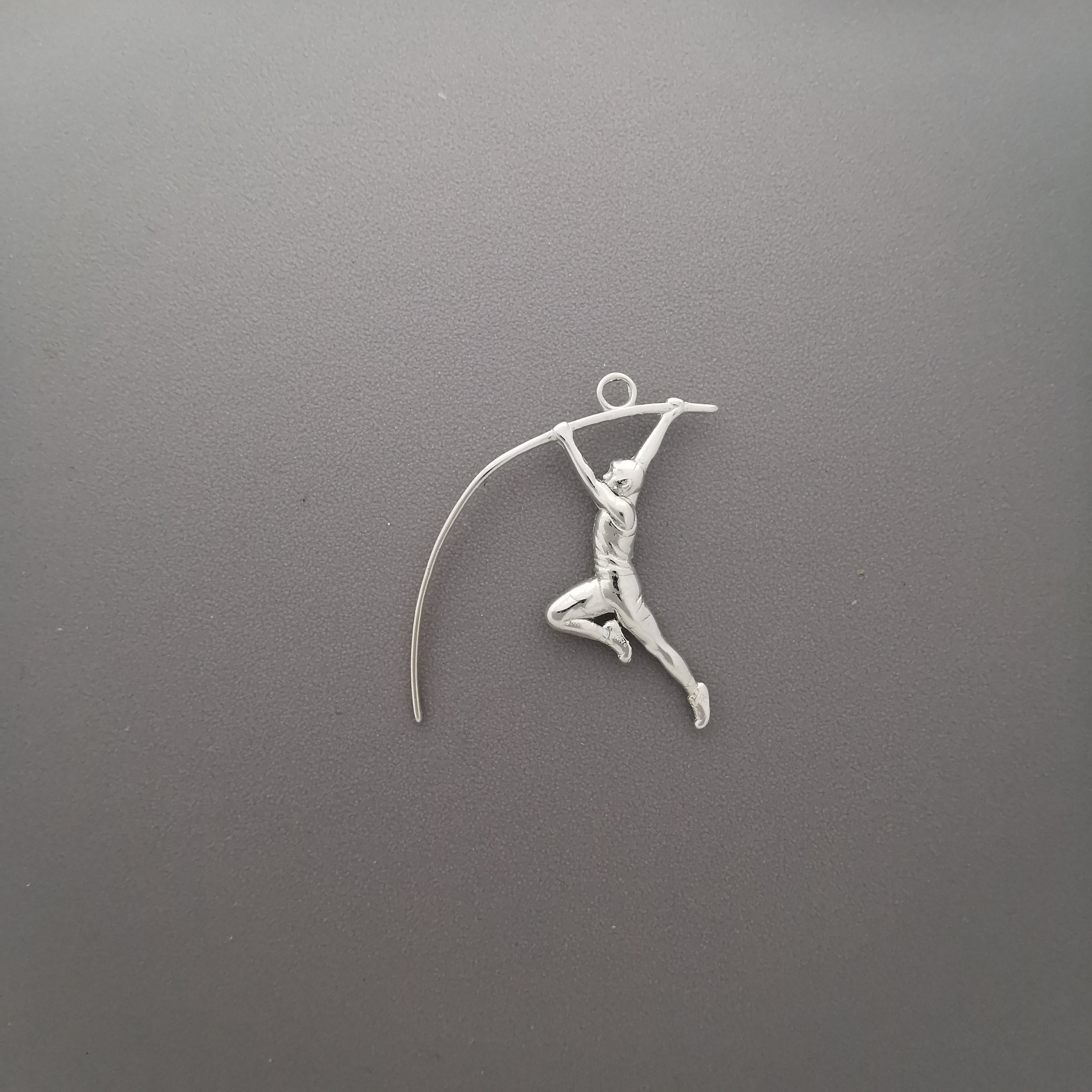 Овчарски скок – Мъжки спортен медальон от сребро 925 с оксидирано покритие – Ръчно изработено спортно бижу – Идеален подарък за мъж, фен на леката атлетика – SSJ