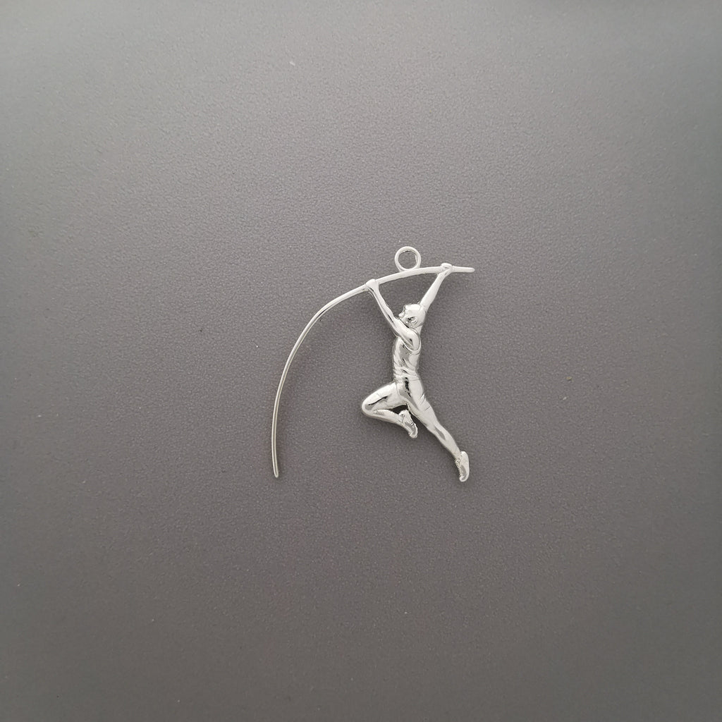 Овчарски скок – Мъжки спортен медальон от сребро 925 в класическо сребро – Ръчно изработено спортно бижу – Идеален подарък за мъж, фен на леката атлетика – SSJ