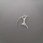 Овчарски скок – Мъжки спортен медальон от сребро 925 в класическо сребро – Ръчно изработено спортно бижу – Идеален подарък за мъж, фен на леката атлетика – SSJ