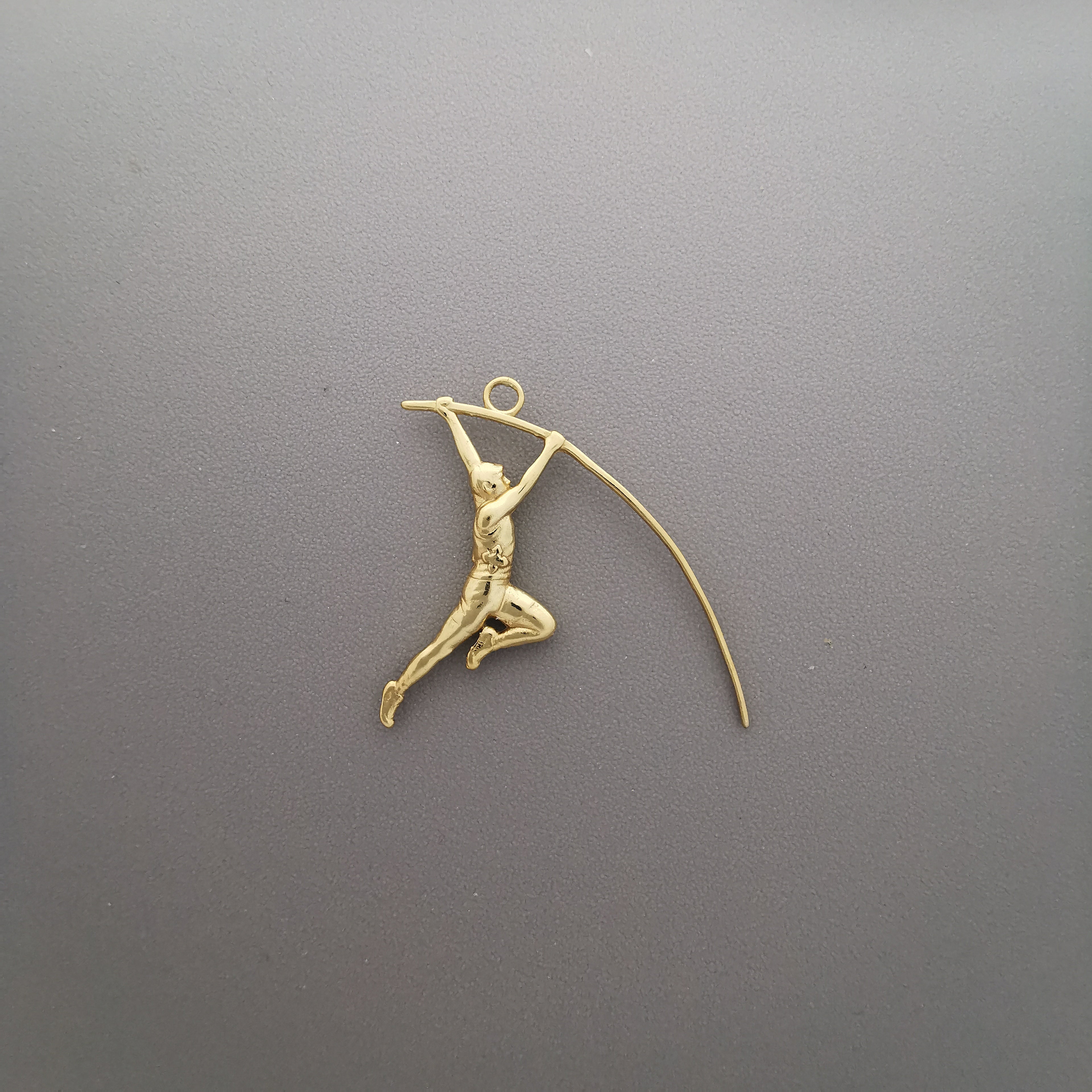 Овчарски скок – Мъжки спортен медальон от сребро 925 с частично позлатено покритие – Ръчно изработено спортно бижу – Идеален подарък за мъж, фен на леката атлетика – SSJ