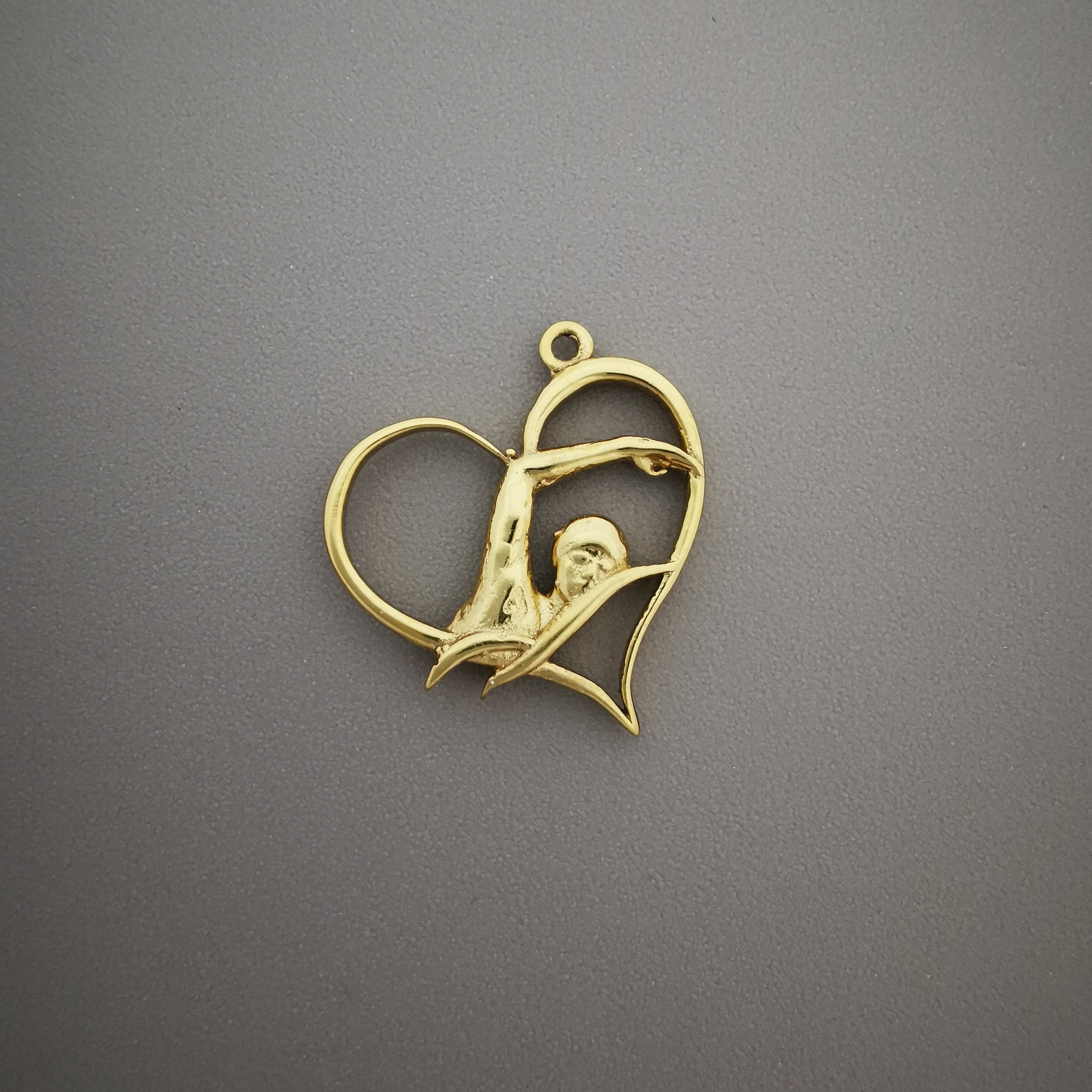 Любов към плуването – Дамски спортен медальон от сребро 925 с позлатено покритие – Ръчно изработено спортно бижу – Идеален подарък за жена, фенка на плуването – SSJ