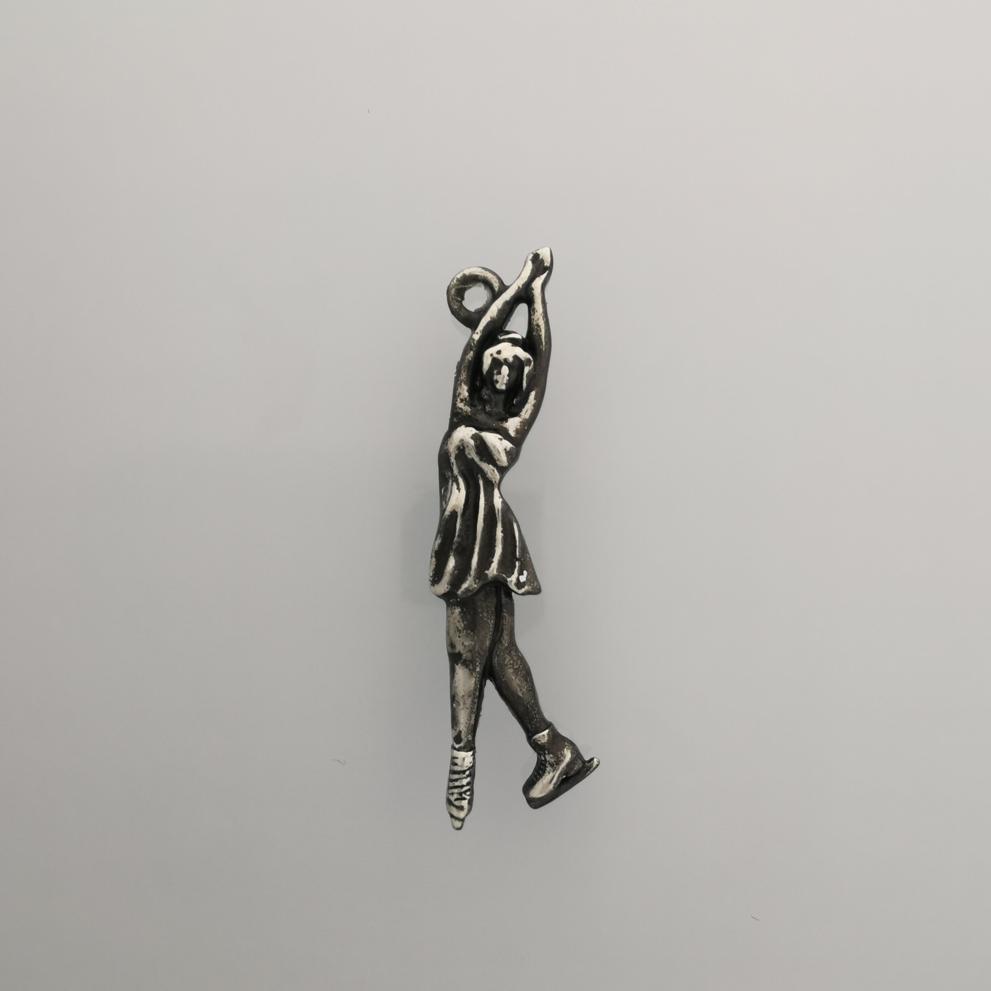 Фигурно пързаляне – Дамски спортен медальон от сребро 925 с позлатено покритие – Ръчно изработено спортно бижу – Идеален подарък за жена, фенка на фигурното пързаляне – SSJ