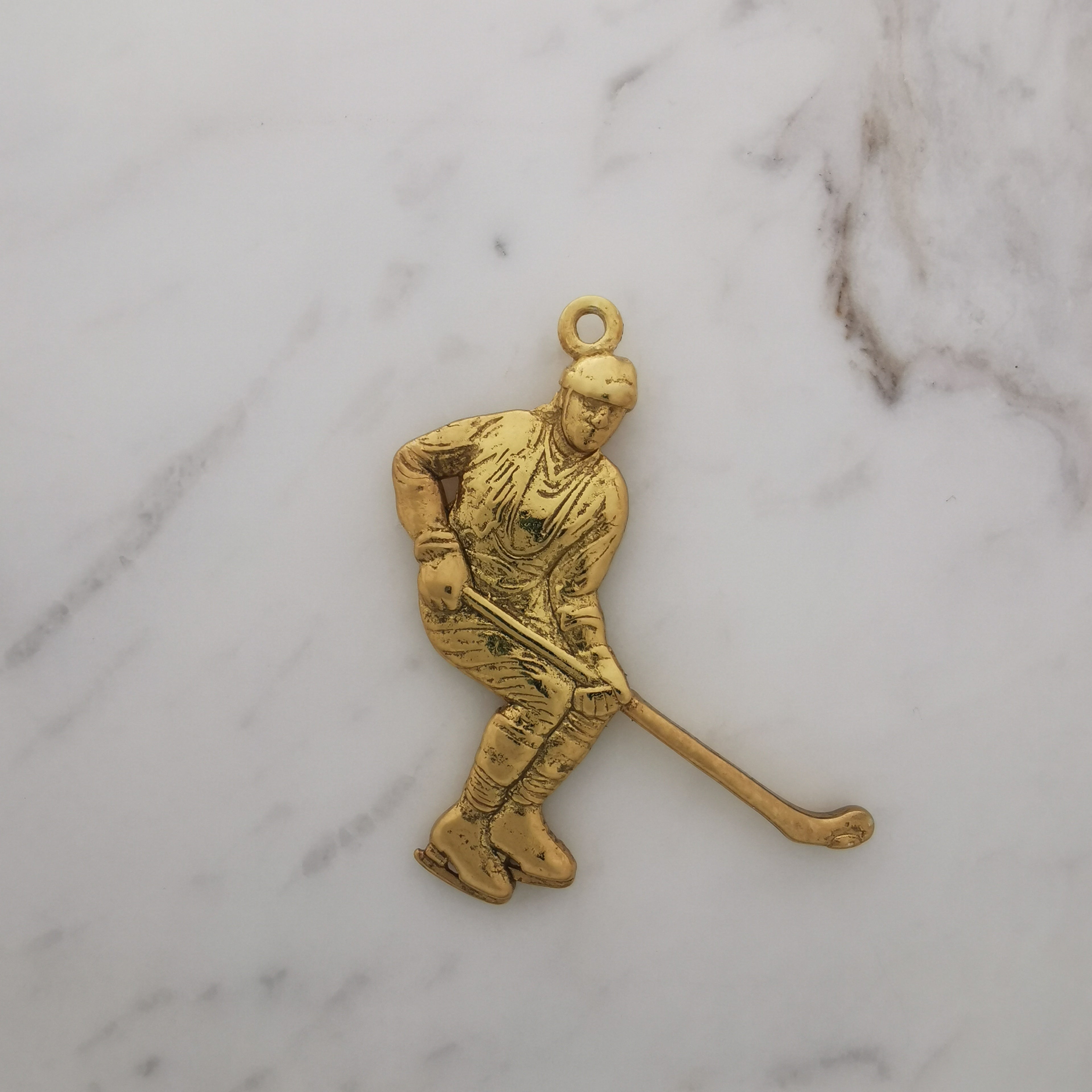 Хокеист – Мъжки спортен медальон от сребро 925 с частично позлатено покритие – Ръчно изработено спортно бижу – Идеален подарък за мъж, фен на хокея – SSJ