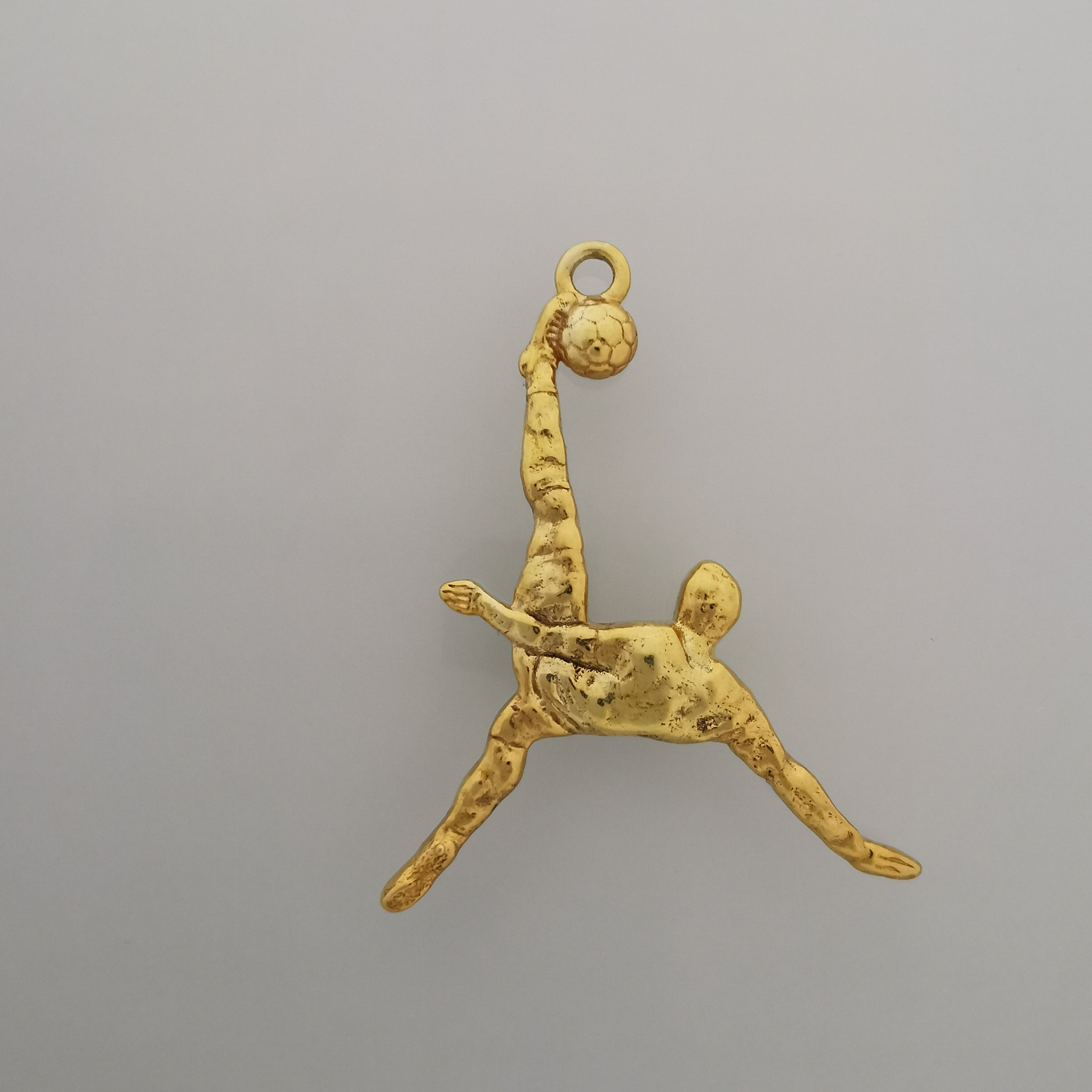 Футболист (задна ножица) – Мъжки спортен медальон от сребро 925 с винтидж покритие – Ръчно изработено спортно бижу – Идеален подарък за мъж, фен на футбола – SSJ