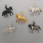 Конен спорт – Дамски медальон с фигура на ездачка – Частично позлатено покритие – Сребро 925 – Ръчно изработено спортно бижу/талисман конна езда – Идеален подарък за жена – SSJ