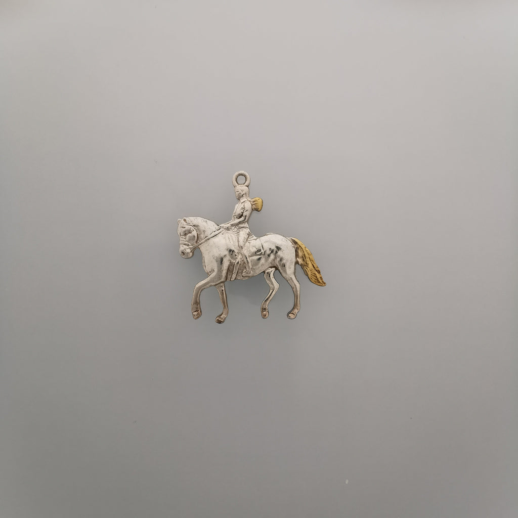 Конен спорт – Дамски медальон с фигура на ездачка – Частично позлатено покритие – Сребро 925 – Ръчно изработено спортно бижу/талисман конна езда – Идеален подарък за жена – SSJ