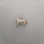 Конен спорт – Дамски медальон с фигура на ездачка – Частично позлатено покритие – Сребро 925 – Ръчно изработено спортно бижу/талисман конна езда – Идеален подарък за жена – SSJ