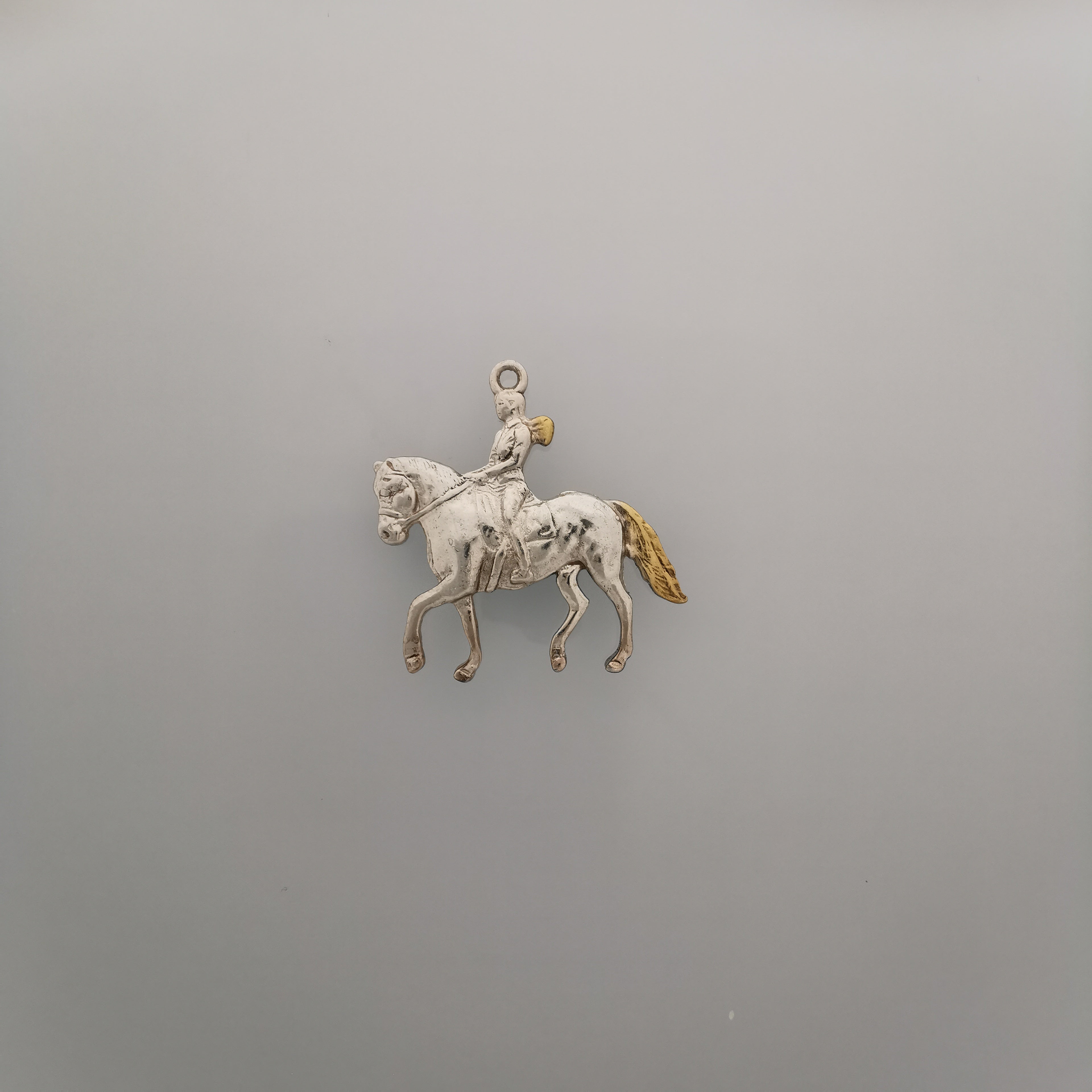 Конен спорт – Дамски медальон с фигура на ездачка – Частично позлатено покритие – Сребро 925 – Ръчно изработено спортно бижу/талисман конна езда – Идеален подарък за жена – SSJ