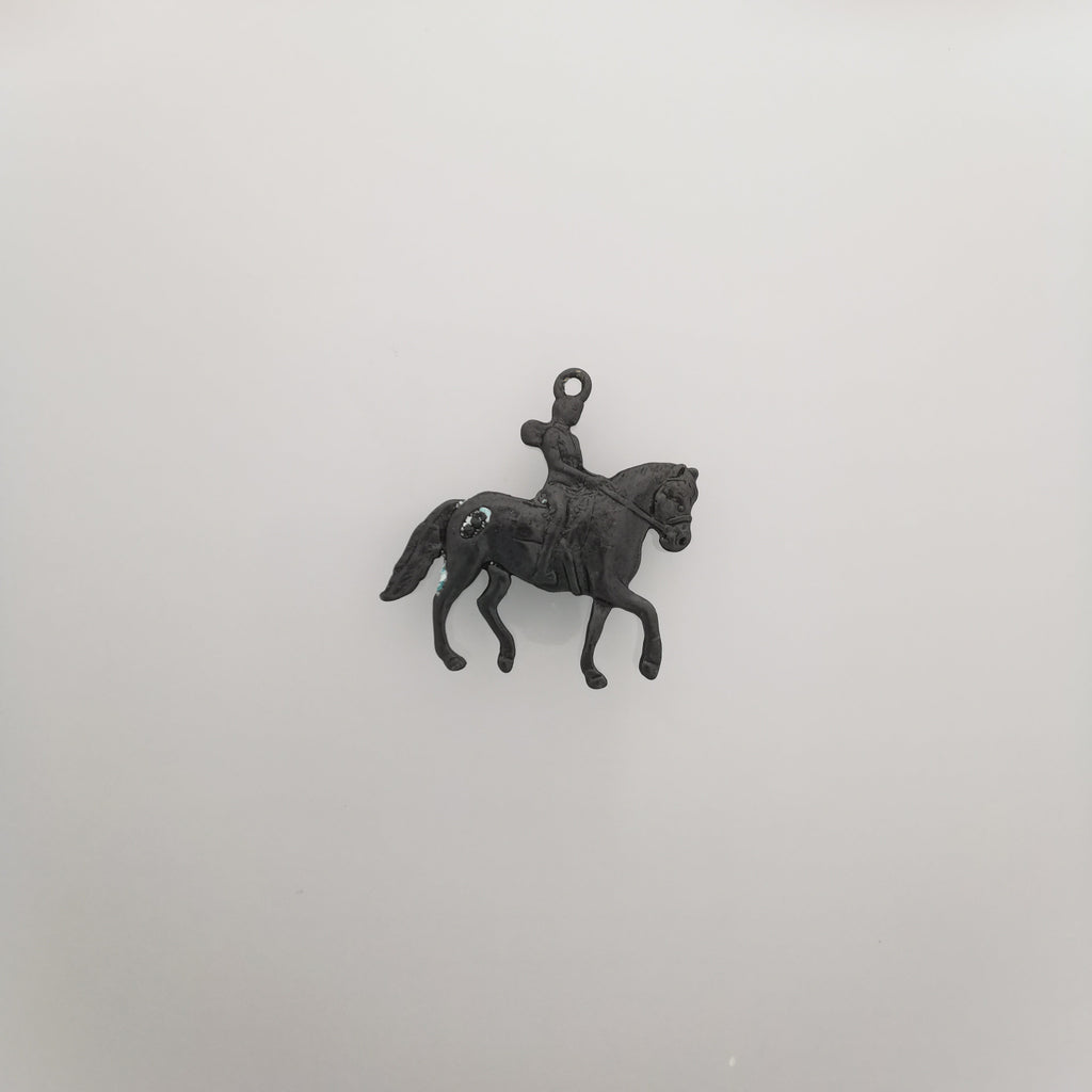 Конен спорт – Дамски медальон с фигура на ездачка – Оксидирано сребро 925 – Ръчно изработено спортно бижу/талисман конна езда – Идеален подарък за жена – SSJ