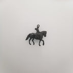 Конен спорт – Дамски медальон с фигура на ездачка – Оксидирано сребро 925 – Ръчно изработено спортно бижу/талисман конна езда – Идеален подарък за жена – SSJ
