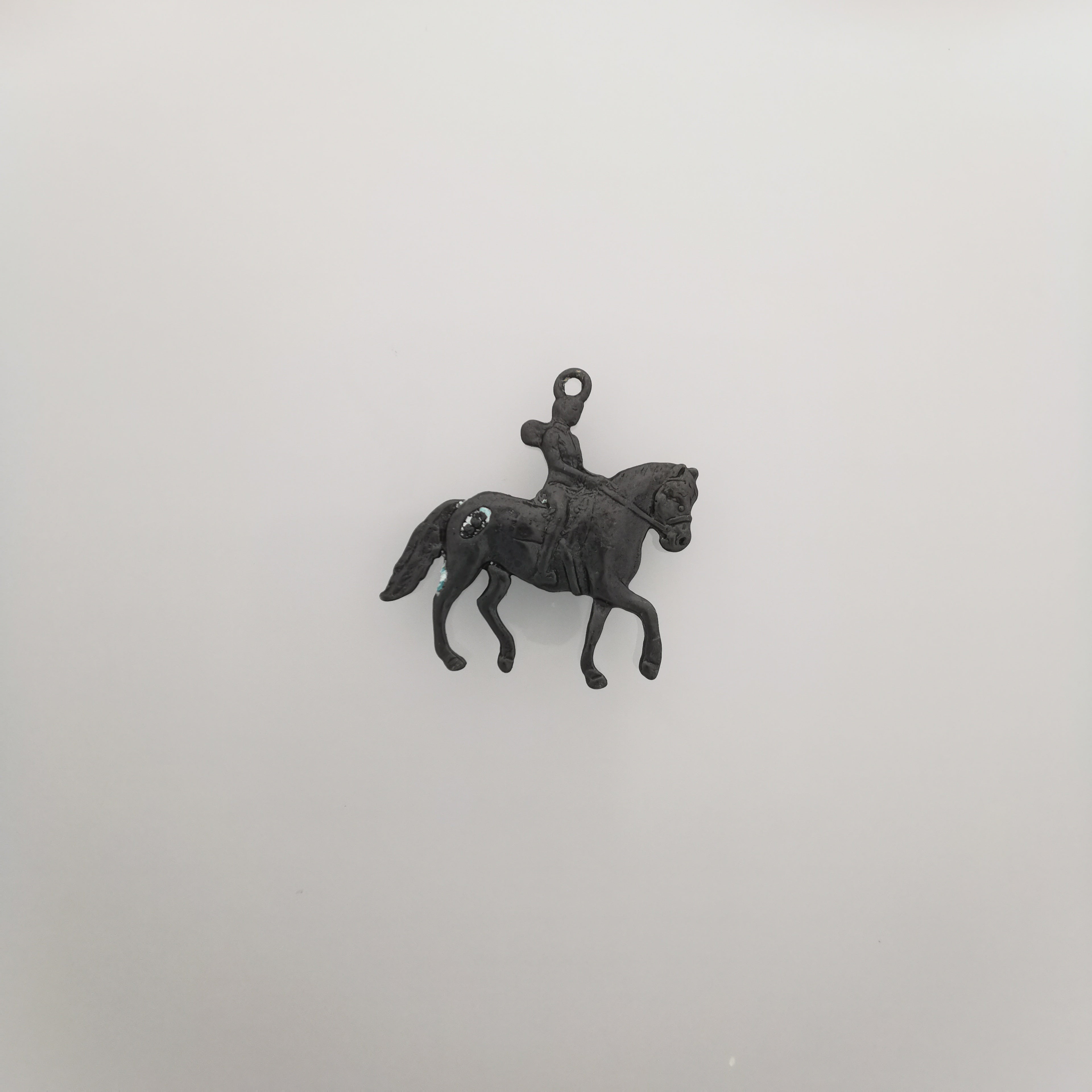 Конен спорт – Дамски медальон с фигура на ездачка – Частично позлатено покритие – Сребро 925 – Ръчно изработено спортно бижу/талисман конна езда – Идеален подарък за жена – SSJ