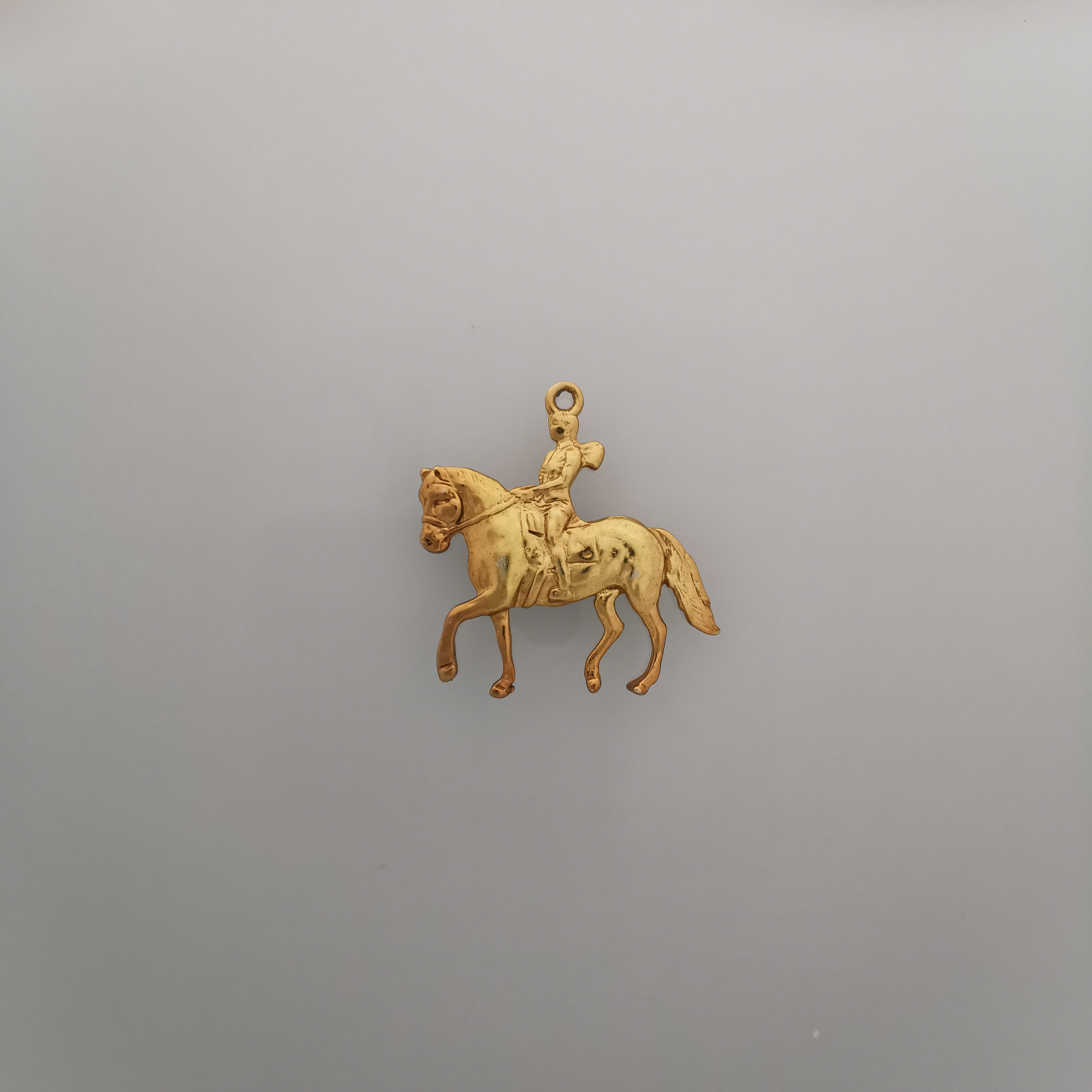 Конен спорт – Дамски медальон с фигура на ездачка – Оксидирано сребро 925 – Ръчно изработено спортно бижу/талисман конна езда – Идеален подарък за жена – SSJ