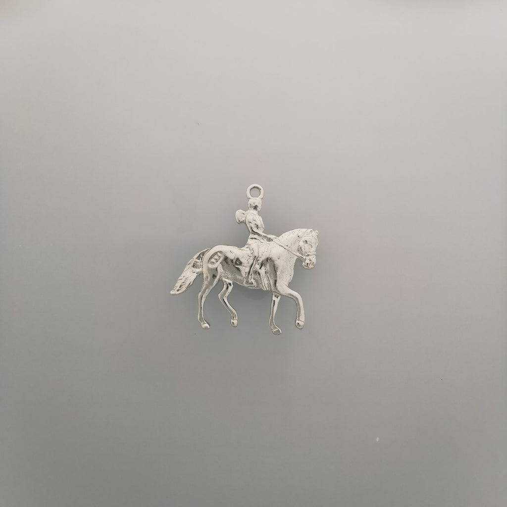 Конен спорт – Дамски медальон с фигура на ездачка – Класическо сребро 925 – Ръчно изработено спортно бижу/талисман конна езда – Идеален подарък за жена – SSJ
