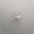 Конен спорт – Дамски медальон с фигура на ездачка – Класическо сребро 925 – Ръчно изработено спортно бижу/талисман конна езда – Идеален подарък за жена – SSJ