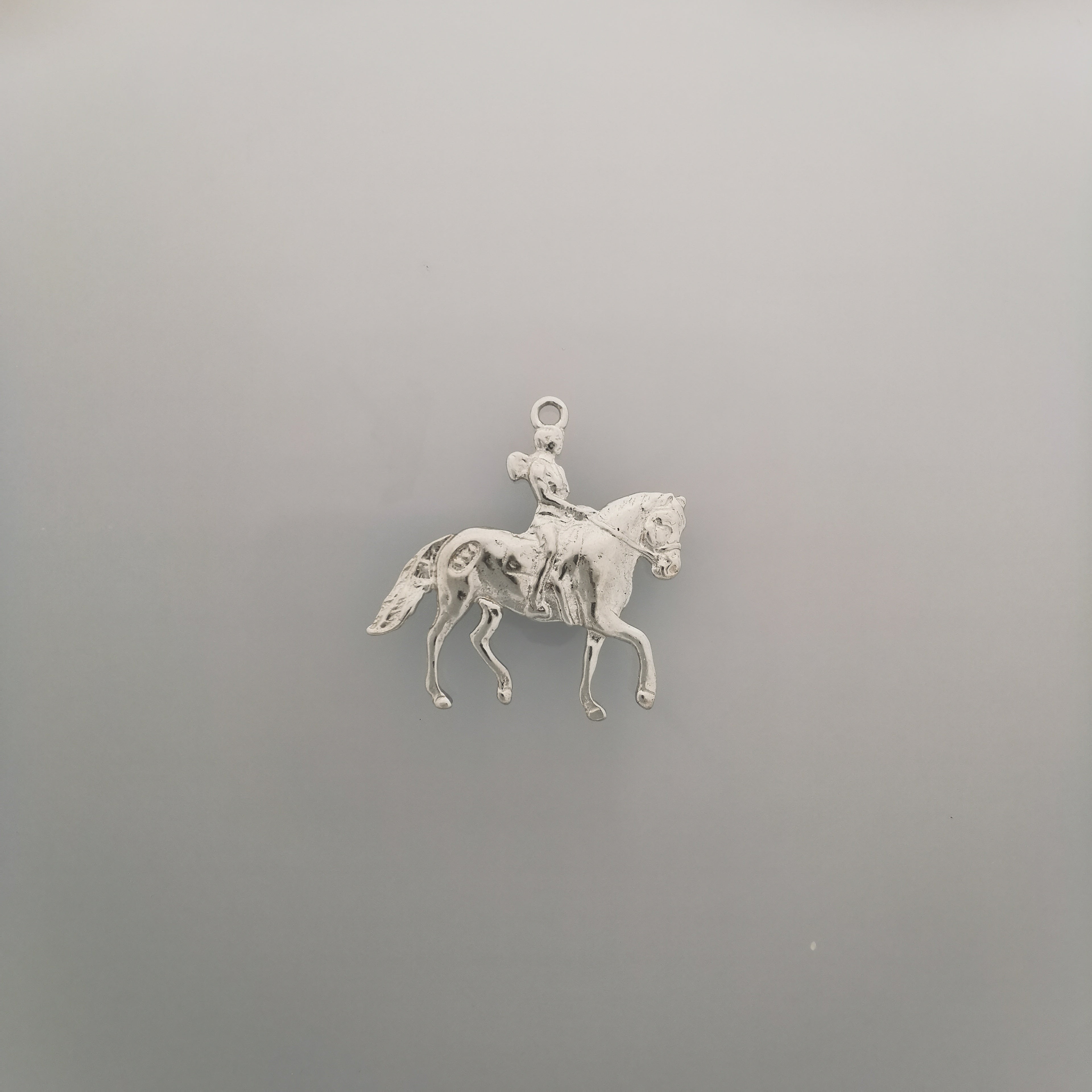 Конен спорт – Дамски медальон с фигура на ездачка – Класическо сребро 925 – Ръчно изработено спортно бижу/талисман конна езда – Идеален подарък за жена – SSJ