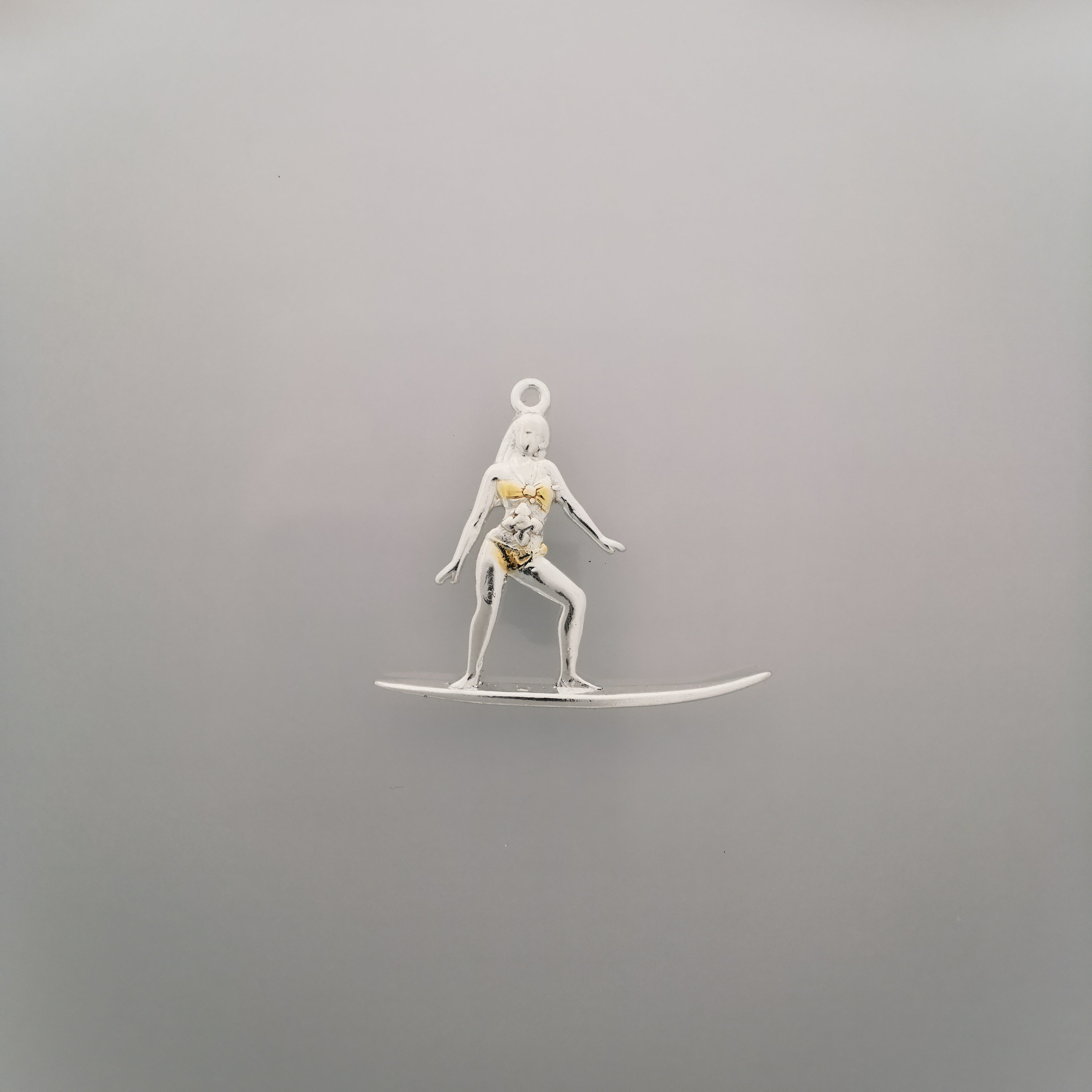 Сърфистка – Дамски спортен медальон от сребро 925 с частично позлатено покритие – Ръчно изработено спортно бижу – Идеален подарък за жена, фенка на сърфа – SSJ