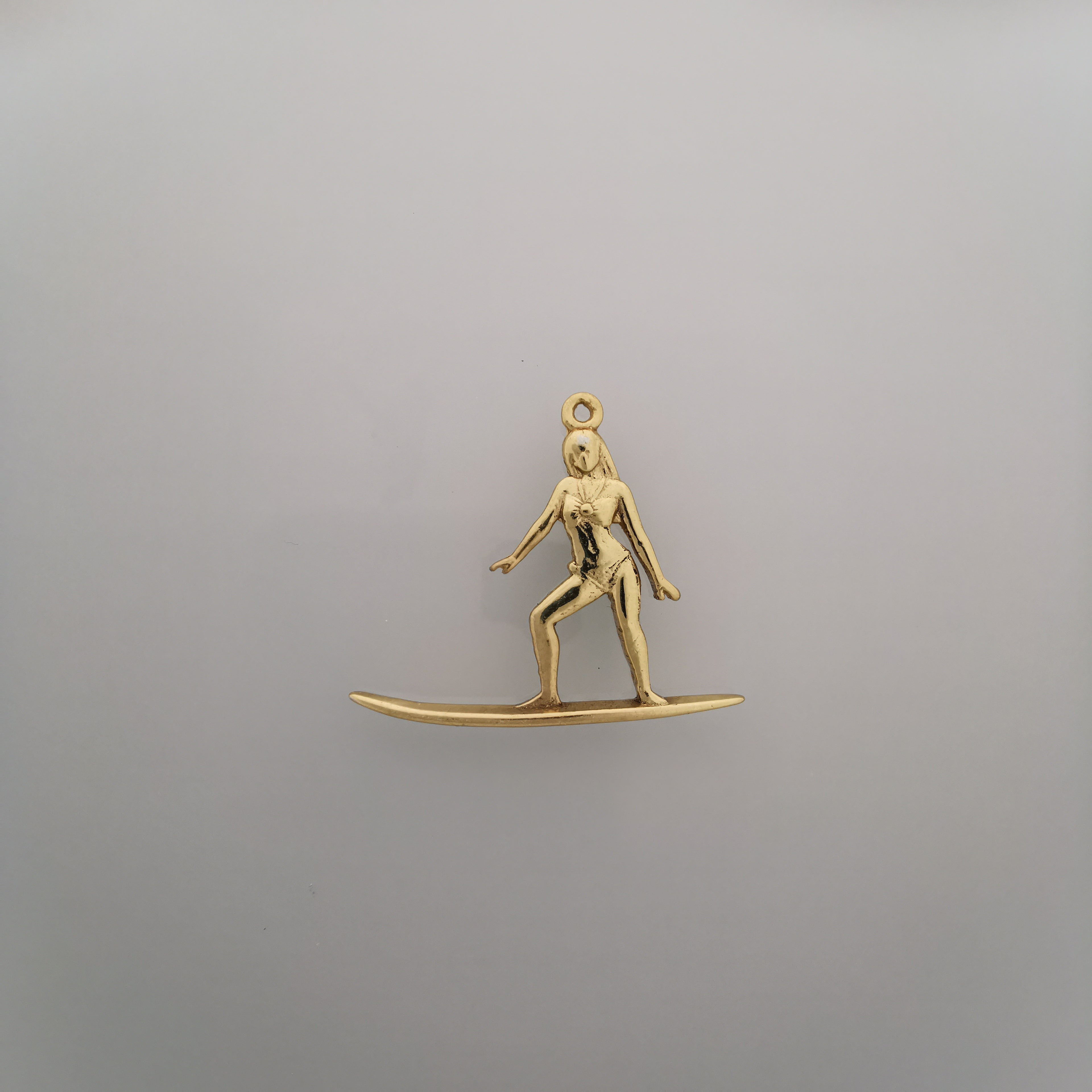 Сърфистка – Дамски спортен медальон от сребро 925 с оксидирано покритие – Ръчно изработено спортно бижу – Идеален подарък за жена, фенка на сърфа – SSJ