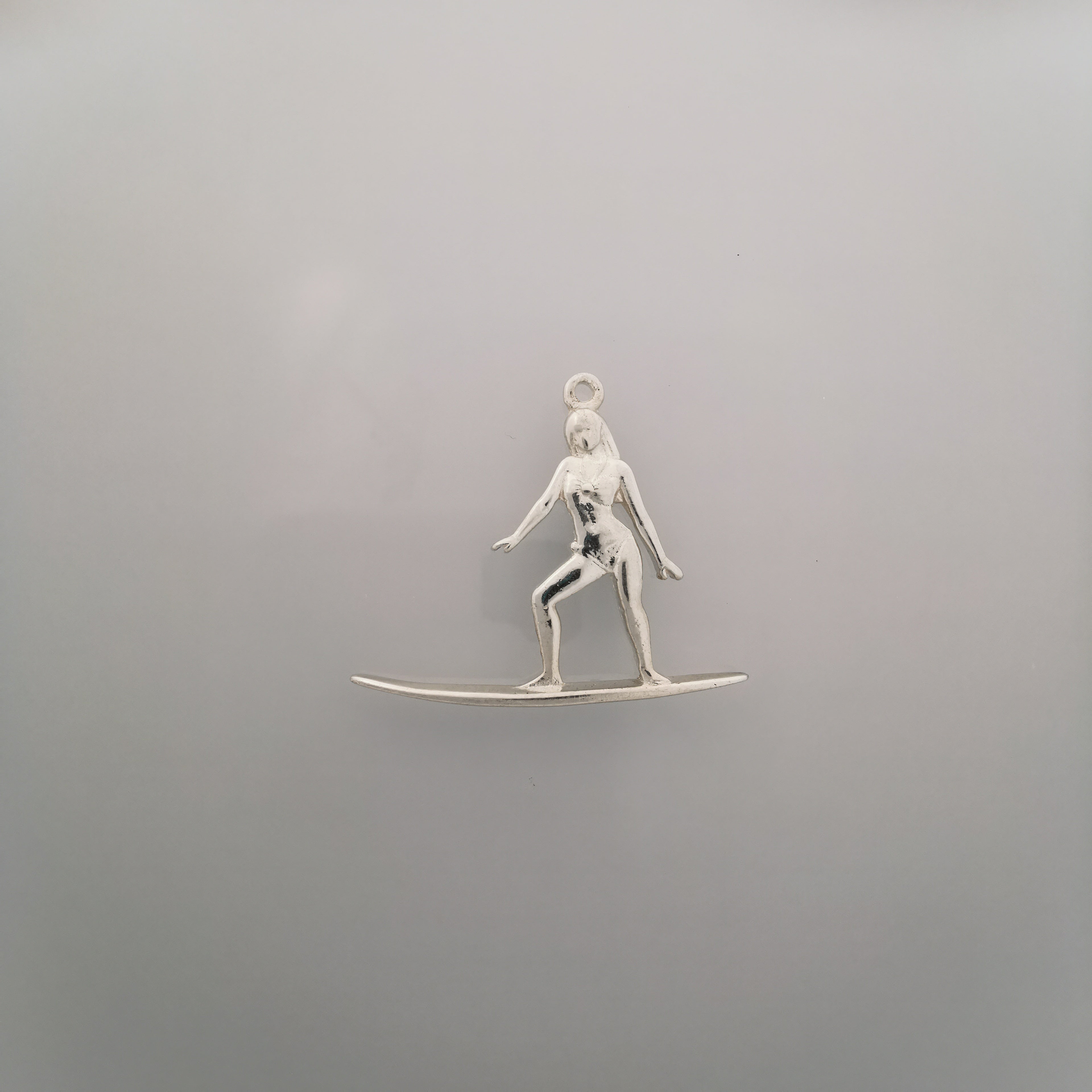 Сърфистка – Дамски спортен медальон от сребро 925 с винтидж покритие – Ръчно изработено спортно бижу – Идеален подарък за жена, фенка на сърфа – SSJ