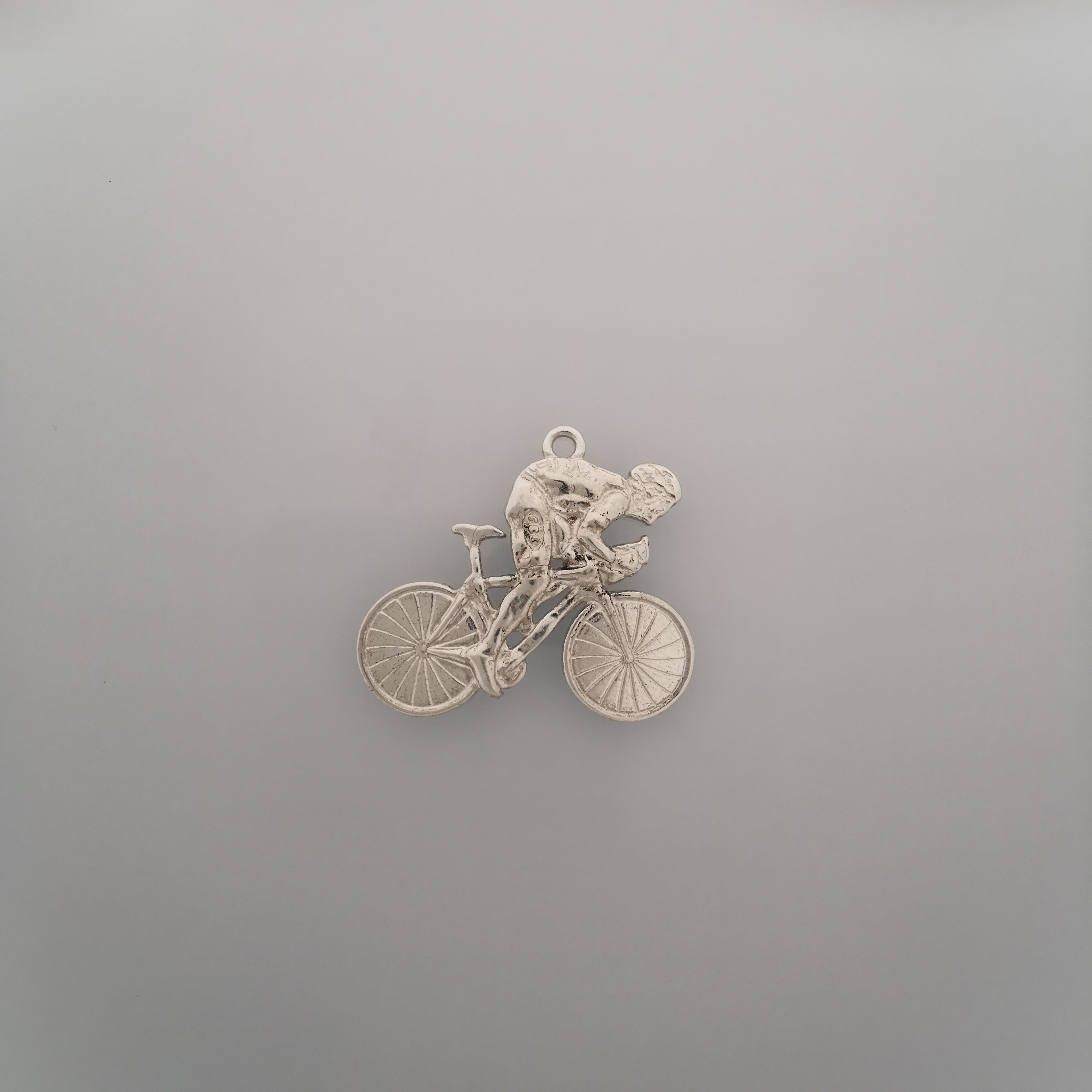 Колоездач – Велосипедист – Мъжки спортен медальон с позлатено покритие – Сребро 925 – Ръчно изработено бижу за любители на колоезденето – SSJ