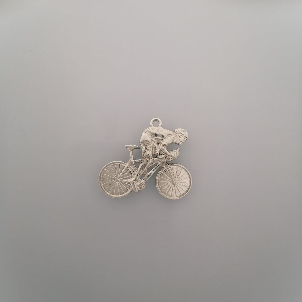 Колоездач – Велосипедист – Мъжки спортен медальон от сребро 925 – Ръчно изработено бижу за любители на колоезденето – SSJ