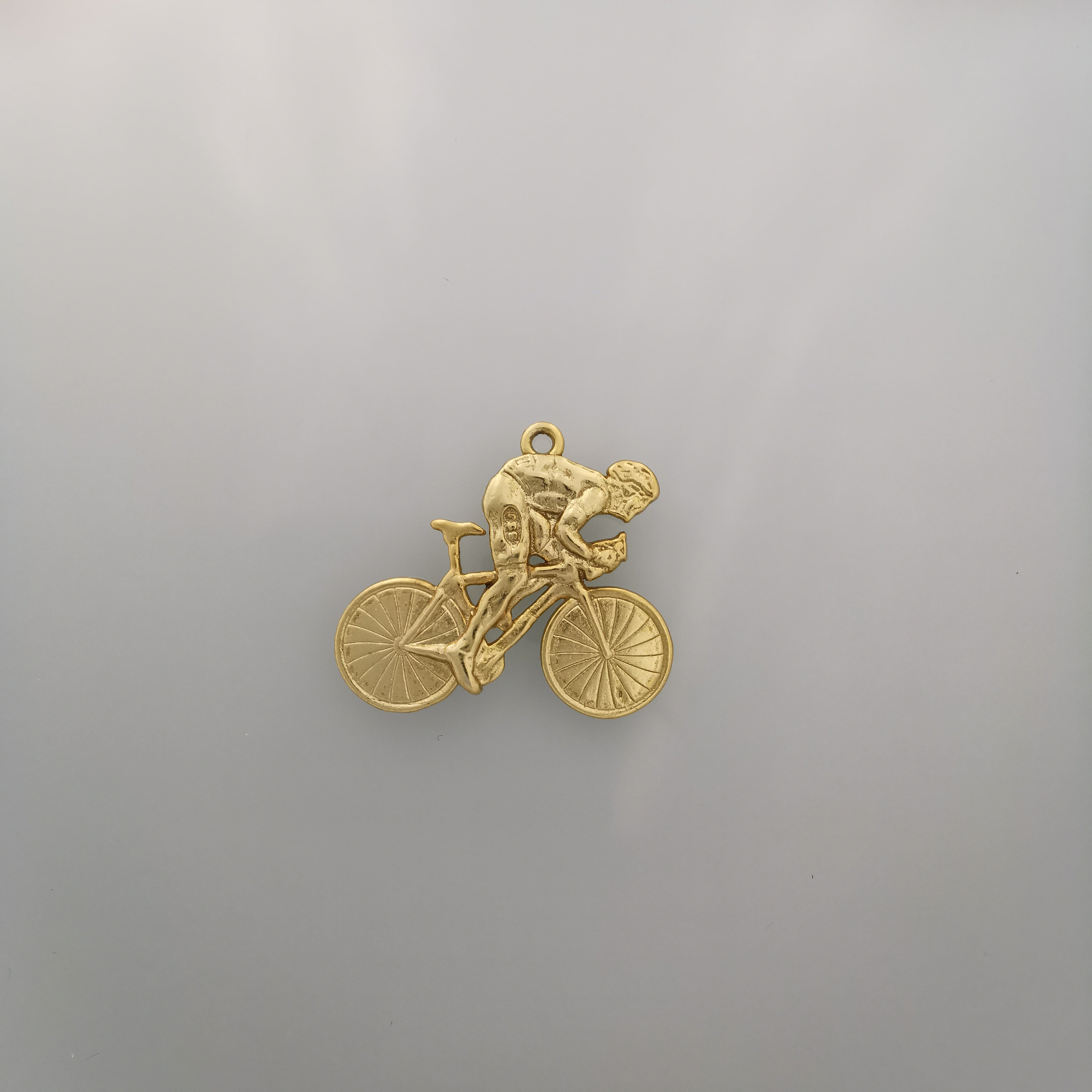 Колоездач – Велосипедист – Мъжки спортен медальон с позлатено покритие – Сребро 925 – Ръчно изработено бижу за любители на колоезденето – SSJ