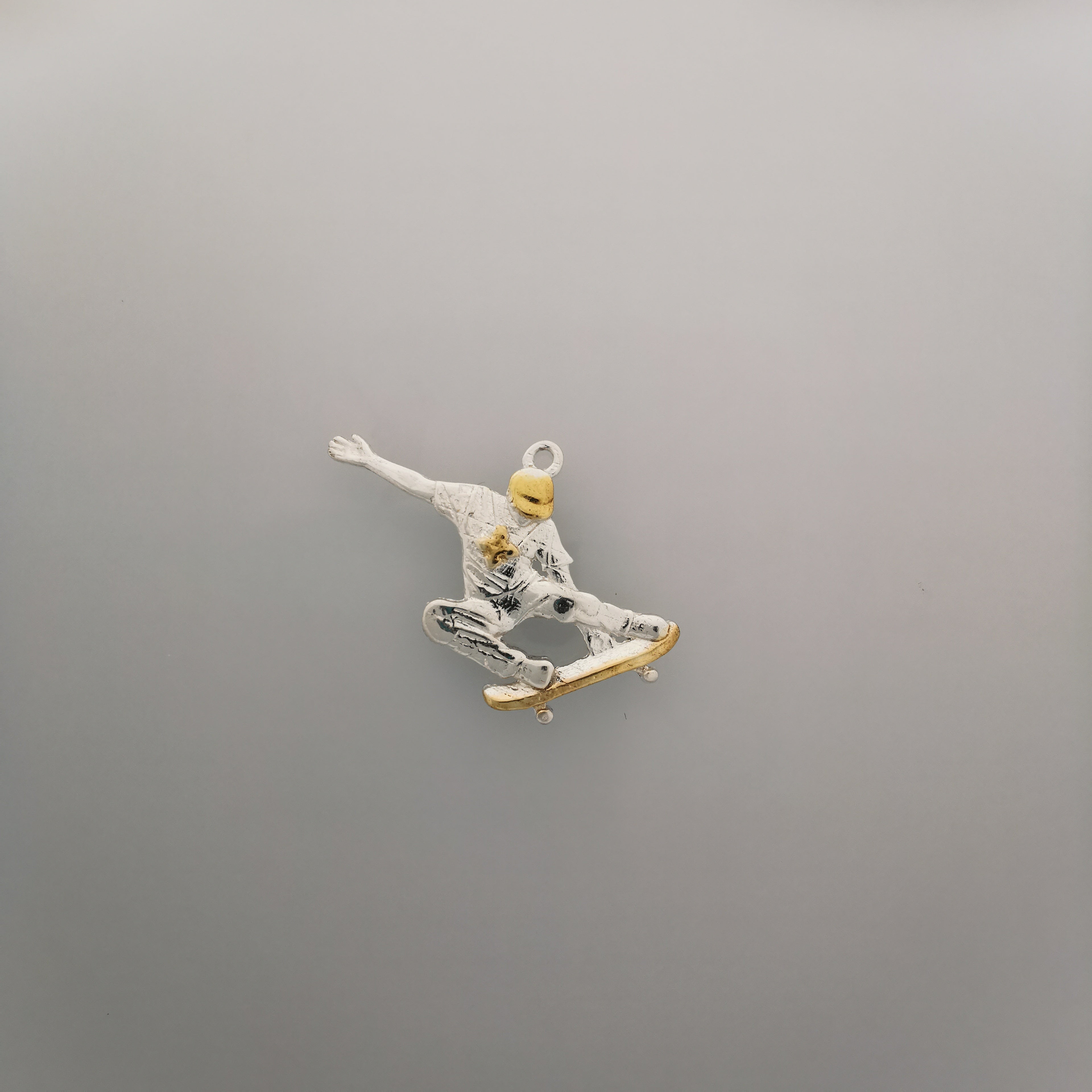 Скейтбордист (скок) – Мъжки спортен медальон от сребро 925 с винтидж покритие – Ръчно изработено спортно бижу – Идеален подарък за мъж, фен на скейтборда – SSJ