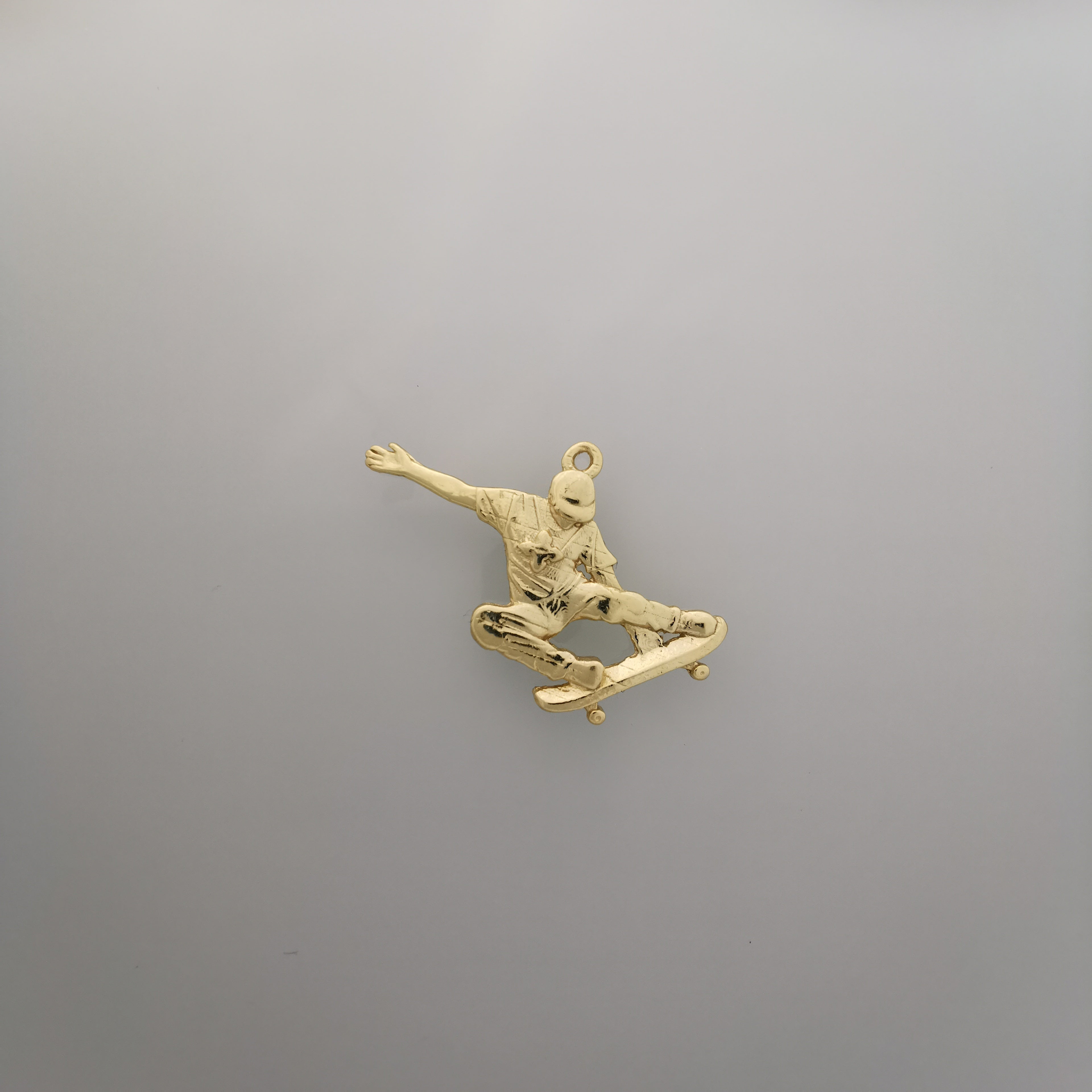 Скейтбордист (скок) – Мъжки спортен медальон от сребро 925 с позлатено покритие – Ръчно изработено спортно бижу – Идеален подарък за мъж, фен на скейтборда – SSJ