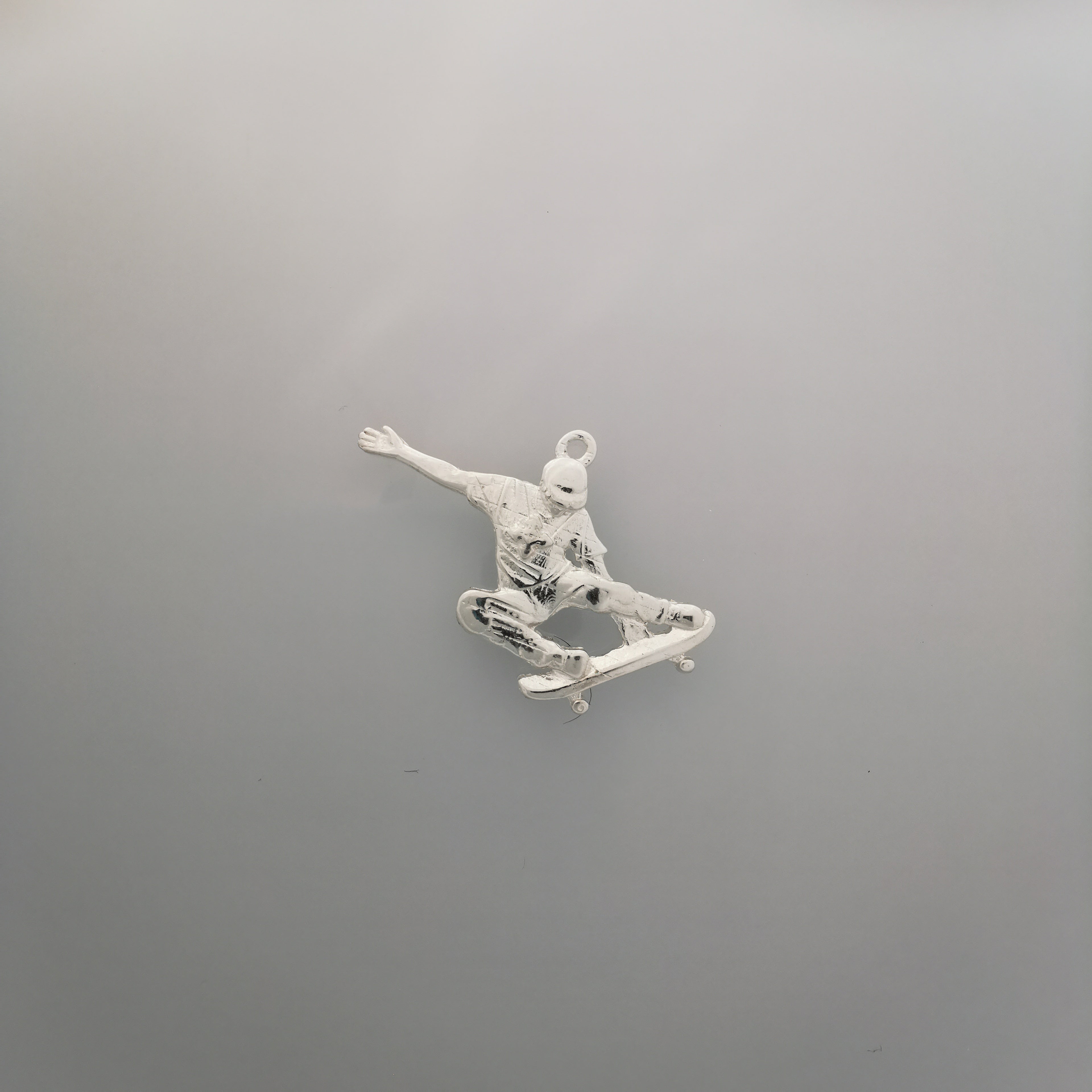 Скейтбордист (скок) – Мъжки спортен медальон от сребро 925 с позлатено покритие – Ръчно изработено спортно бижу – Идеален подарък за мъж, фен на скейтборда – SSJ