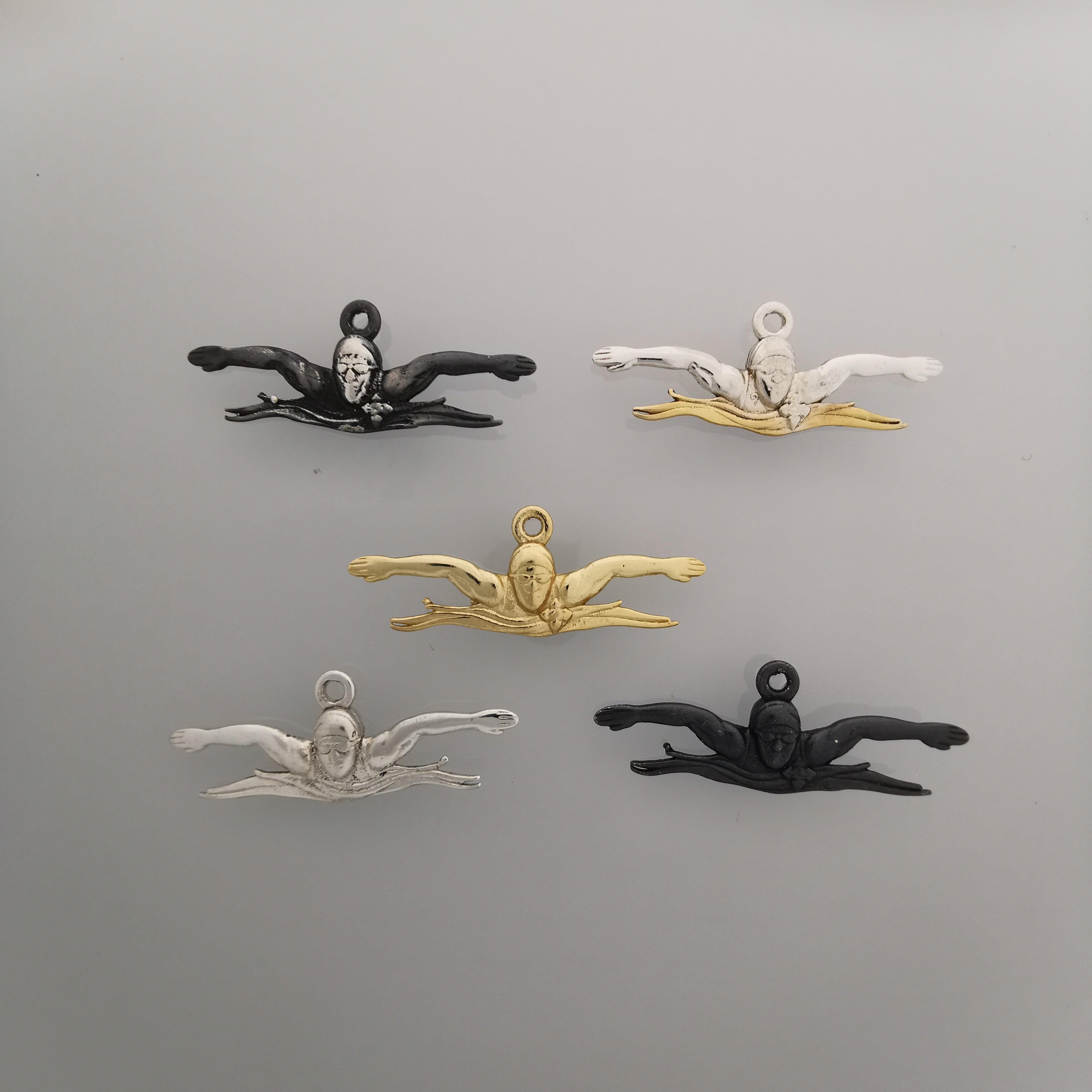 Плуване (Бътерфлай) – Мъжки спортен медальон от сребро 925 с позлатено покритие – Ръчно изработено спортно бижу – Идеален подарък за мъж, фен на плуването – SSJ