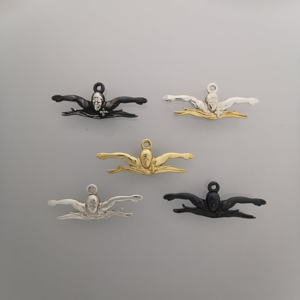 Плуване (Бътерфлай) – Мъжки спортен медальон от сребро 925 с частично позлатено покритие – Ръчно изработено спортно бижу – Идеален подарък за мъж, фен на плуването – SSJ