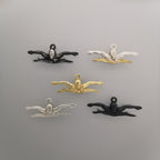 Плуване (Бътерфлай) – Мъжки спортен медальон от сребро 925 с частично позлатено покритие – Ръчно изработено спортно бижу – Идеален подарък за мъж, фен на плуването – SSJ