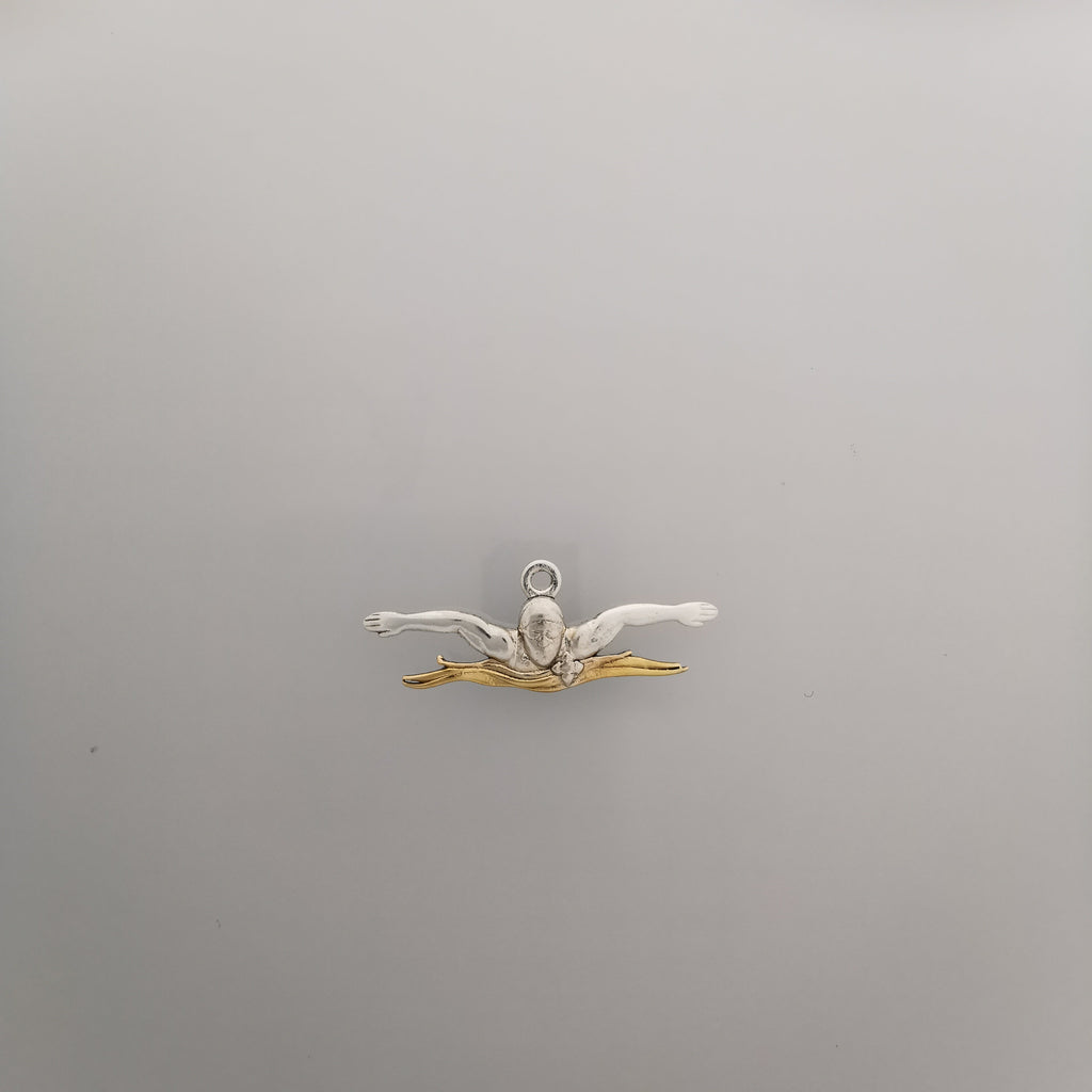 Плуване (Бътерфлай) – Мъжки спортен медальон от сребро 925 с частично позлатено покритие – Ръчно изработено спортно бижу – Идеален подарък за мъж, фен на плуването – SSJ
