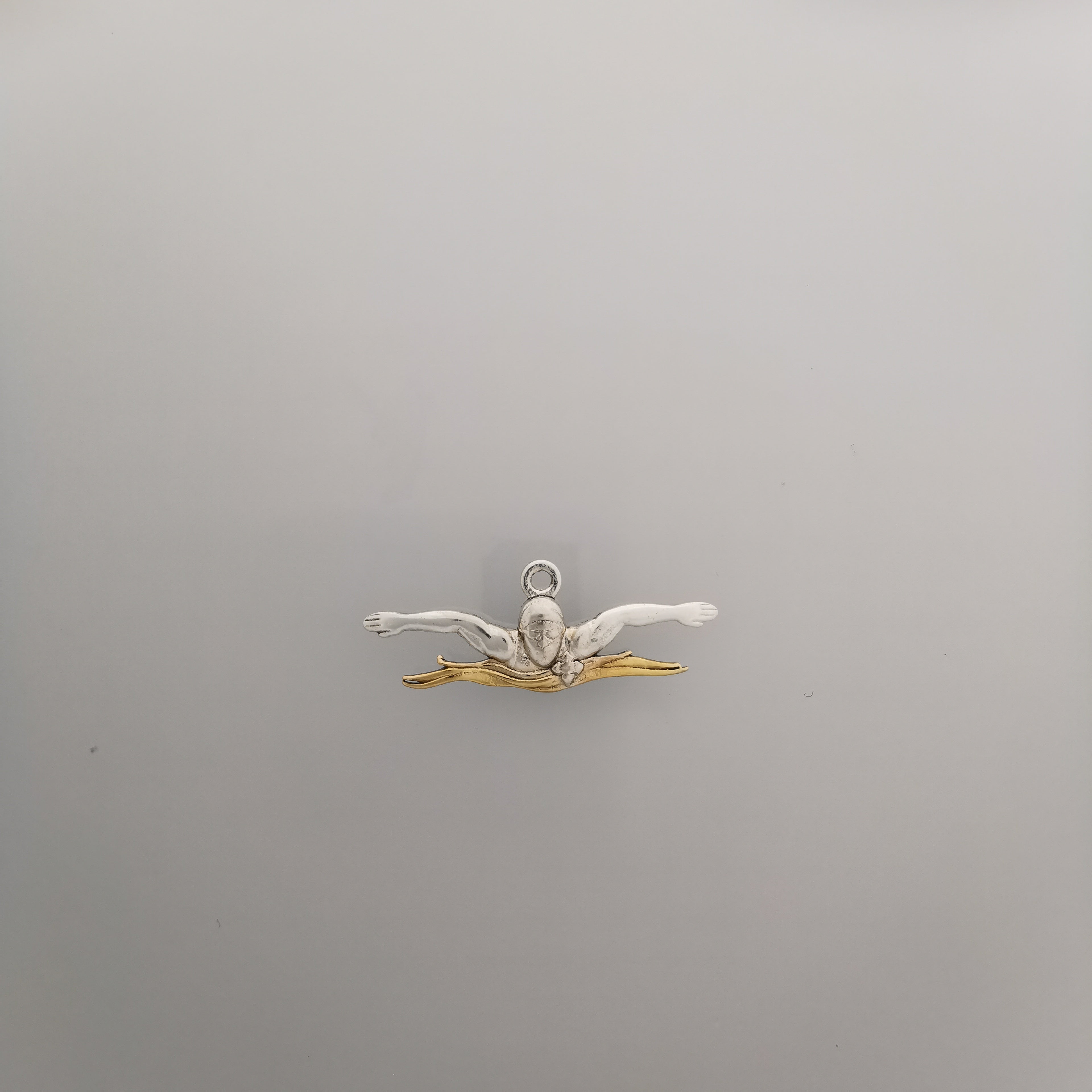 Плуване (Бътерфлай) – Мъжки спортен медальон от сребро 925 с частично позлатено покритие – Ръчно изработено спортно бижу – Идеален подарък за мъж, фен на плуването – SSJ