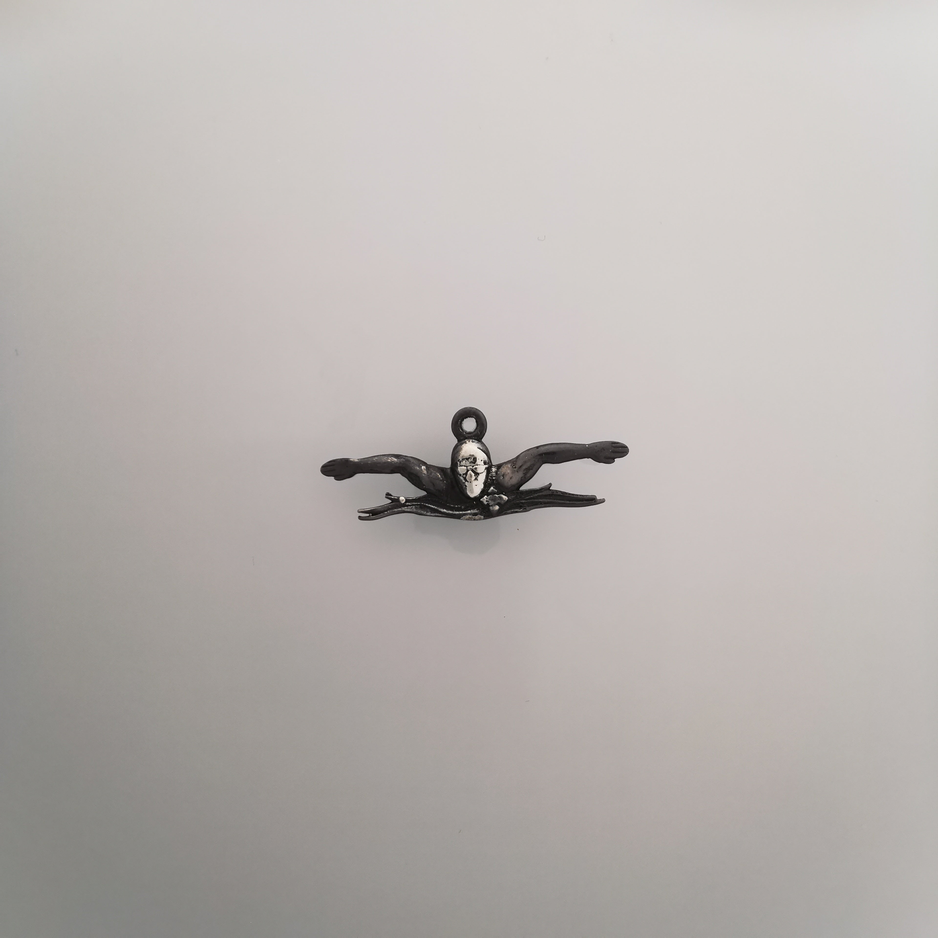 Плуване (Бътерфлай) – Мъжки спортен медальон от сребро 925 с винтидж покритие – Ръчно изработено спортно бижу – Идеален подарък за мъж, фен на плуването – SSJ