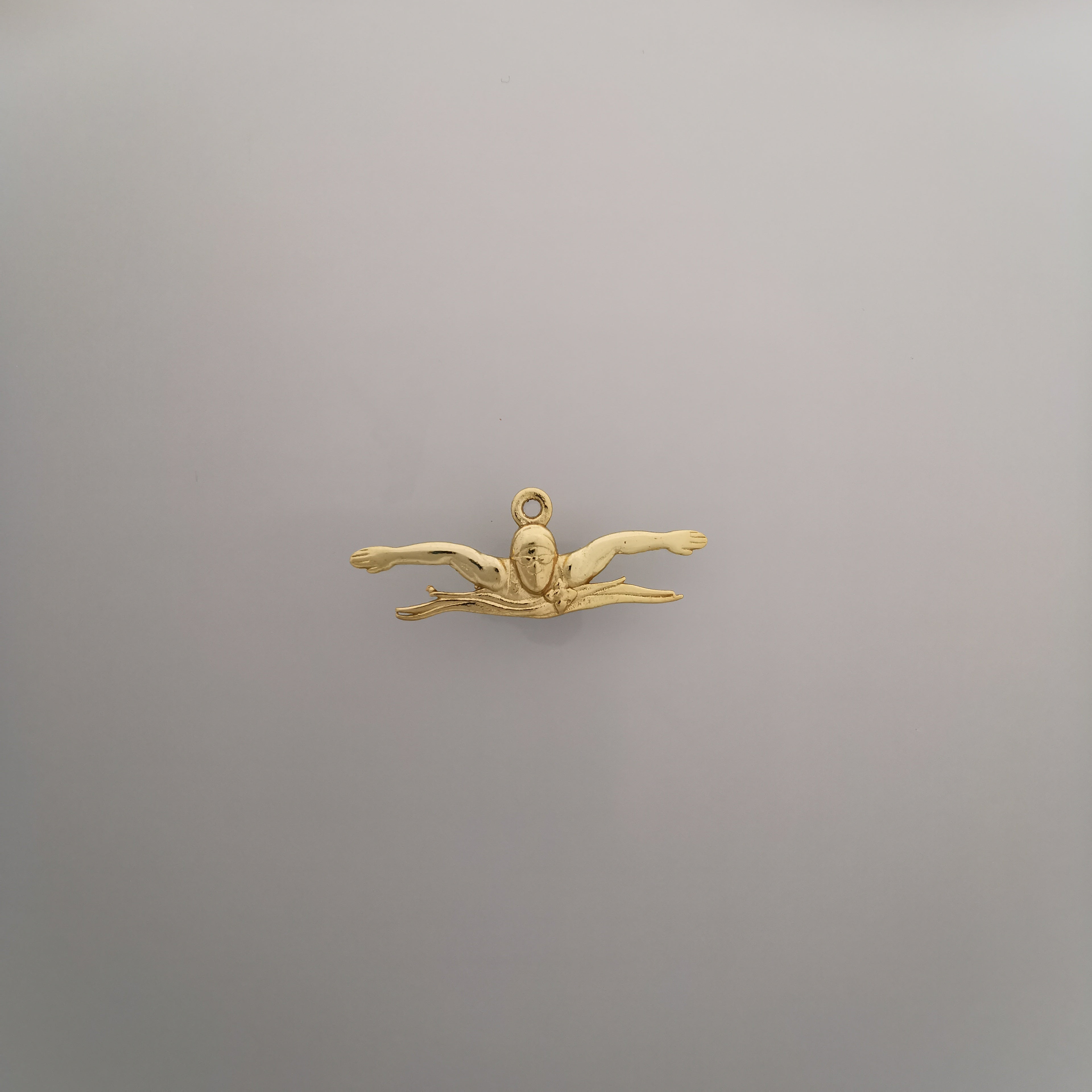 Плуване (Бътерфлай) – Мъжки спортен медальон от сребро 925 с позлатено покритие – Ръчно изработено спортно бижу – Идеален подарък за мъж, фен на плуването – SSJ