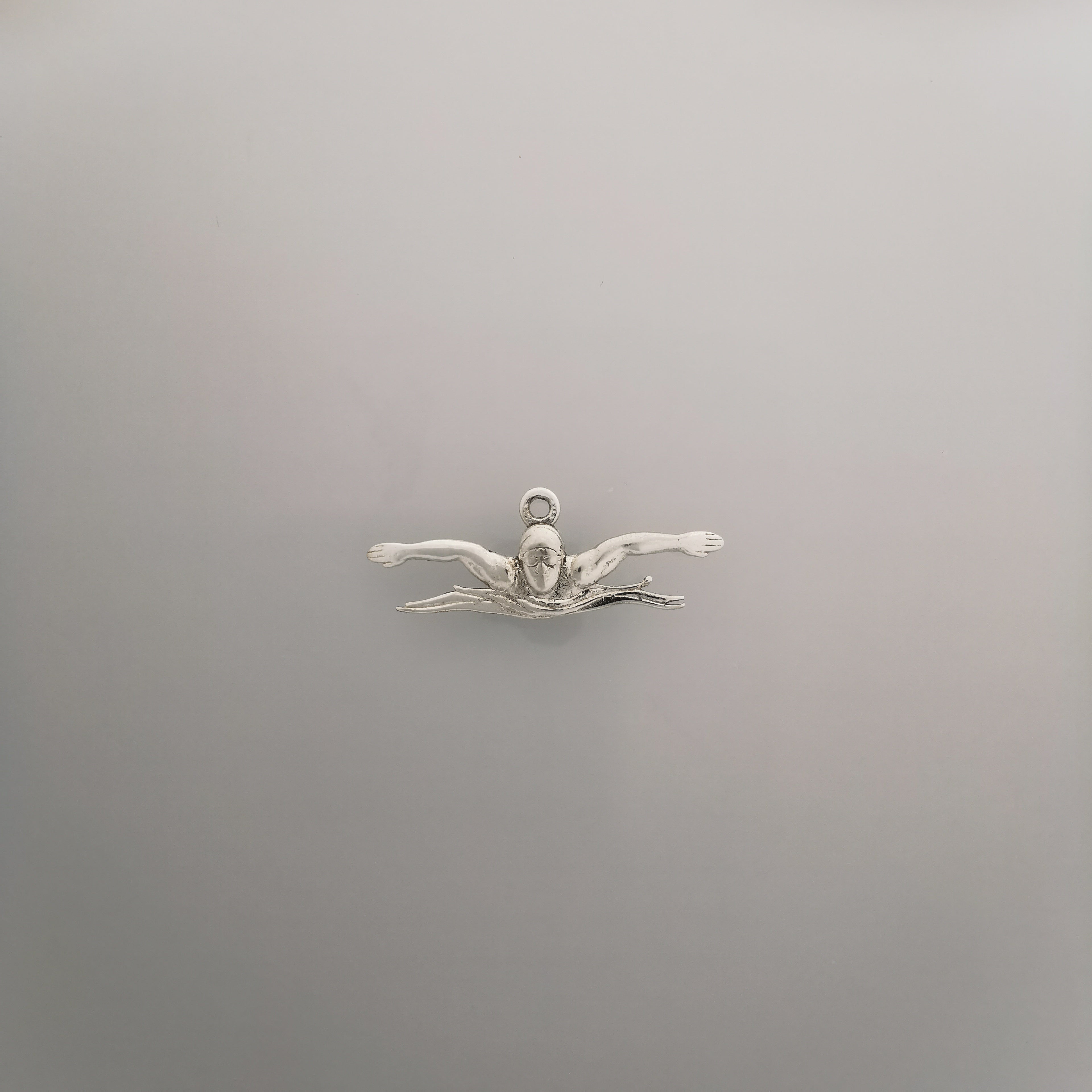 Плуване (Бътерфлай) – Мъжки спортен медальон от сребро 925 с позлатено покритие – Ръчно изработено спортно бижу – Идеален подарък за мъж, фен на плуването – SSJ