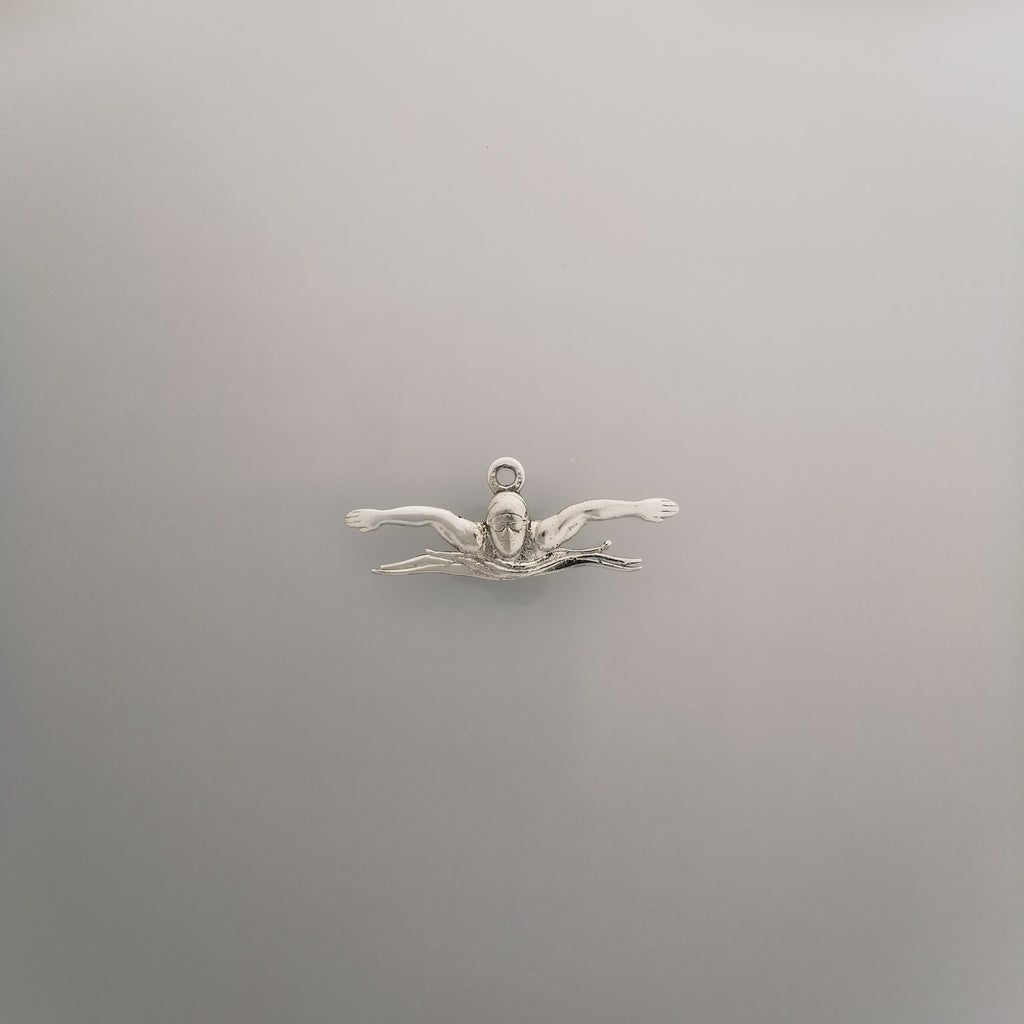 Плуване (Бътерфлай) – Мъжки спортен медальон от сребро 925 в класическо сребро – Ръчно изработено спортно бижу – Идеален подарък за мъж, фен на плуването – SSJ