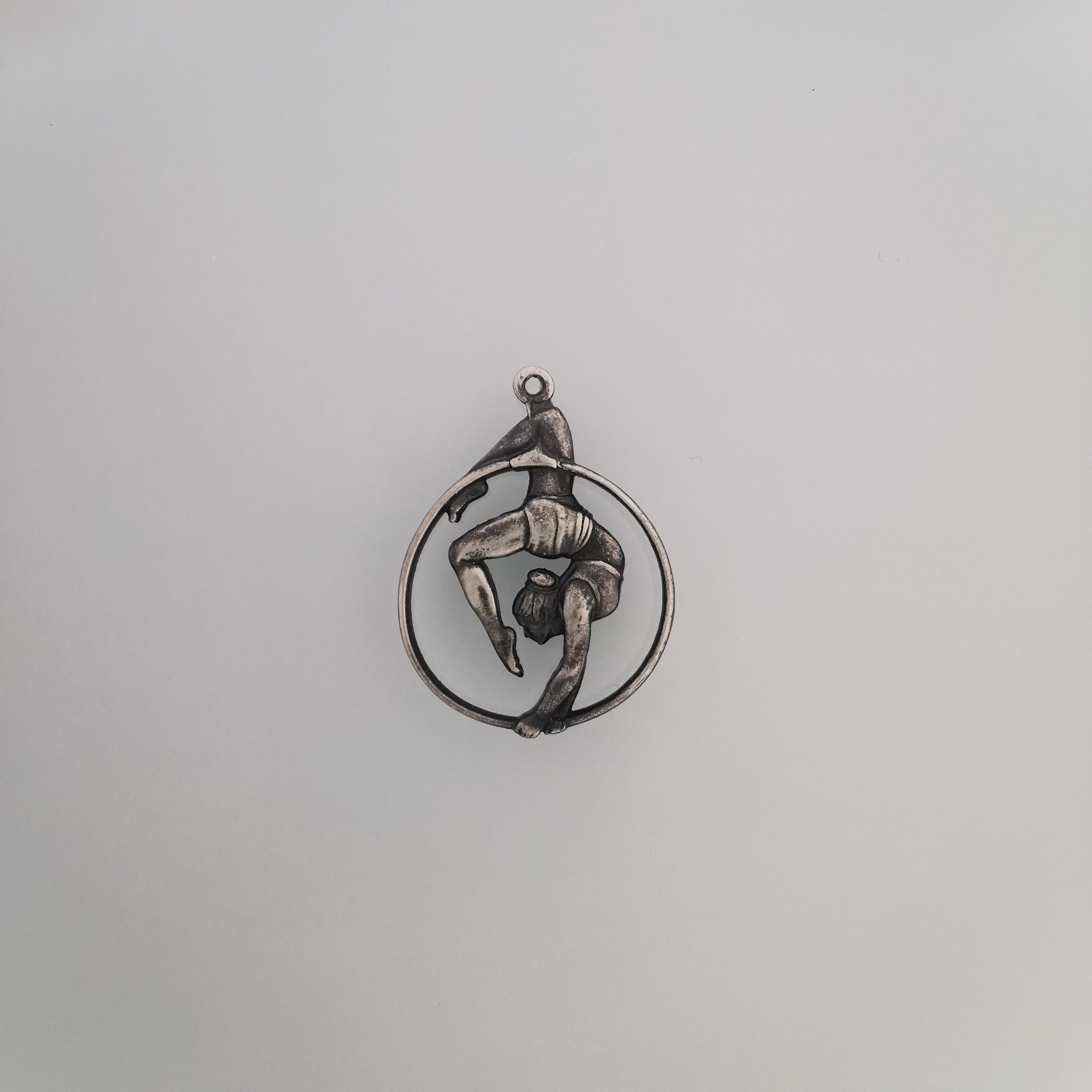 Въздушна акробатика – Женски спортен медальон от сребро 925 с позлатено покритие – Ръчно изработено бижу талисман за гимнастички и артистки – Идеален подарък за спортист, треньор или фен – SSJ