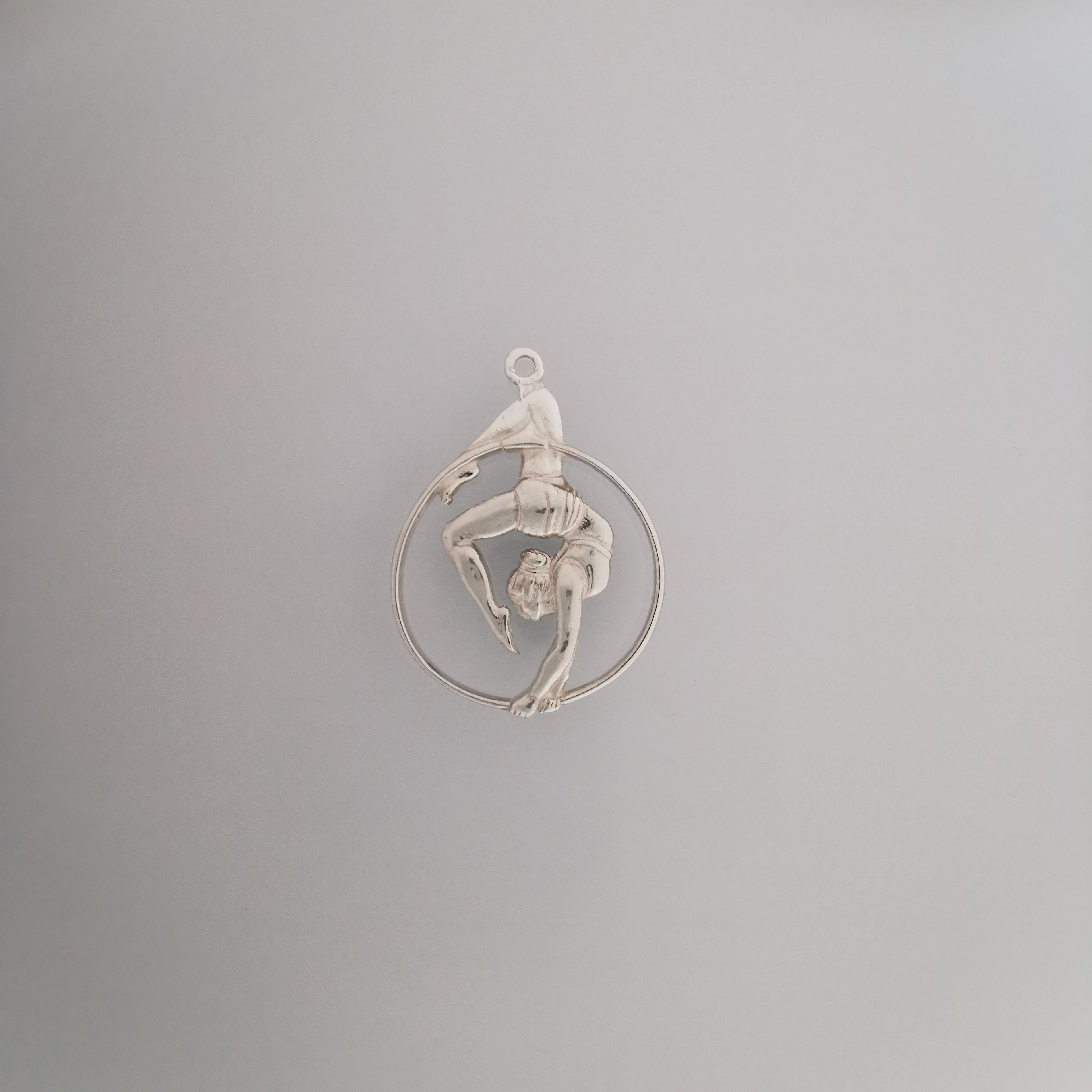 Въздушна акробатика – Женски спортен медальон от сребро 925 с винтидж покритие – Ръчно изработено бижу талисман за гимнастички и артистки – Идеален подарък за спортист, треньор или фен – SSJ
